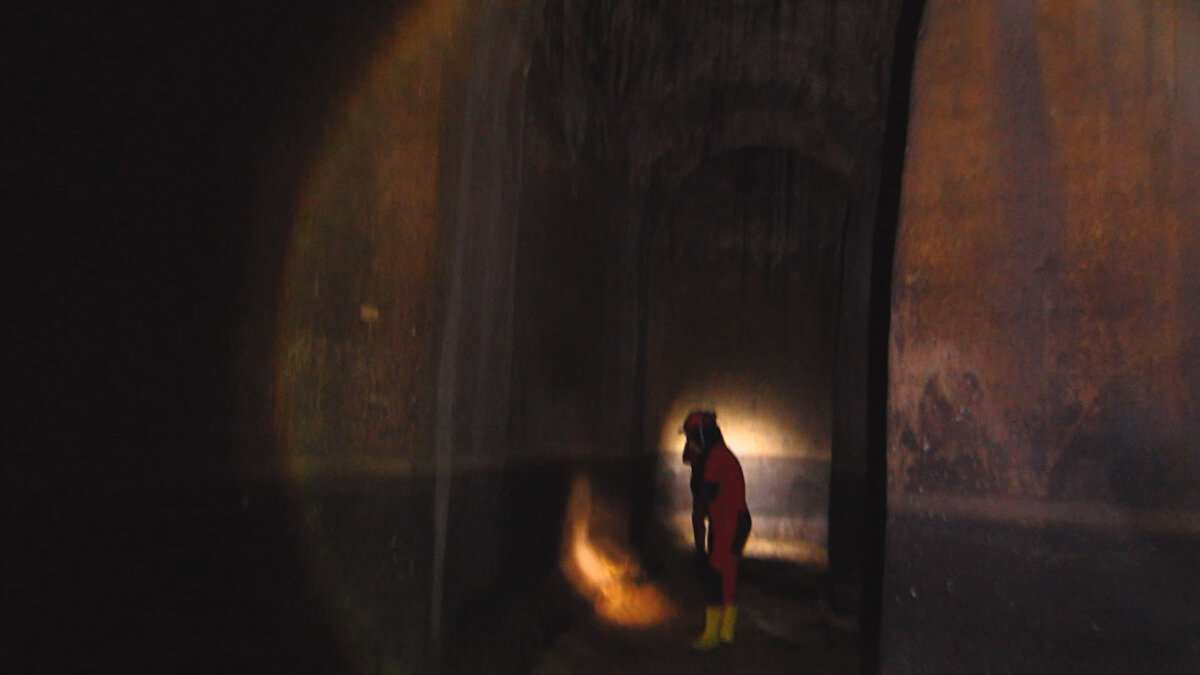 Bu sarnıçların artık metruk durumda olduğunu belirten Ulaş, Yer altında bulunan bu sarnıçları metruk bir halde bulduk. Sarnıçlara demir bir kapaktan girdikten sonra sarnıçların küf ve pas kokan hikayeleriyle karşılaştık. Ancak bu sarnıçlar zamanında halkın büyük bir su ihtiyacını karşılıyordu. Şimdilerde ise metruk durumda ifadelerini kullandı. Bu sarnıçların artık üzerinden insanların gelip geçtiği yerler olduğunu anlatan Ulaş, Sarnıçlar şehir için hem sanatsal hem mimari açıdan özgün yapılar. Bu sarnıçlar antik dönemden itibaren İstanbul'da suyun isalesi, tanzimi ve dağıtımı noktasında çok önemli diye konuştu.