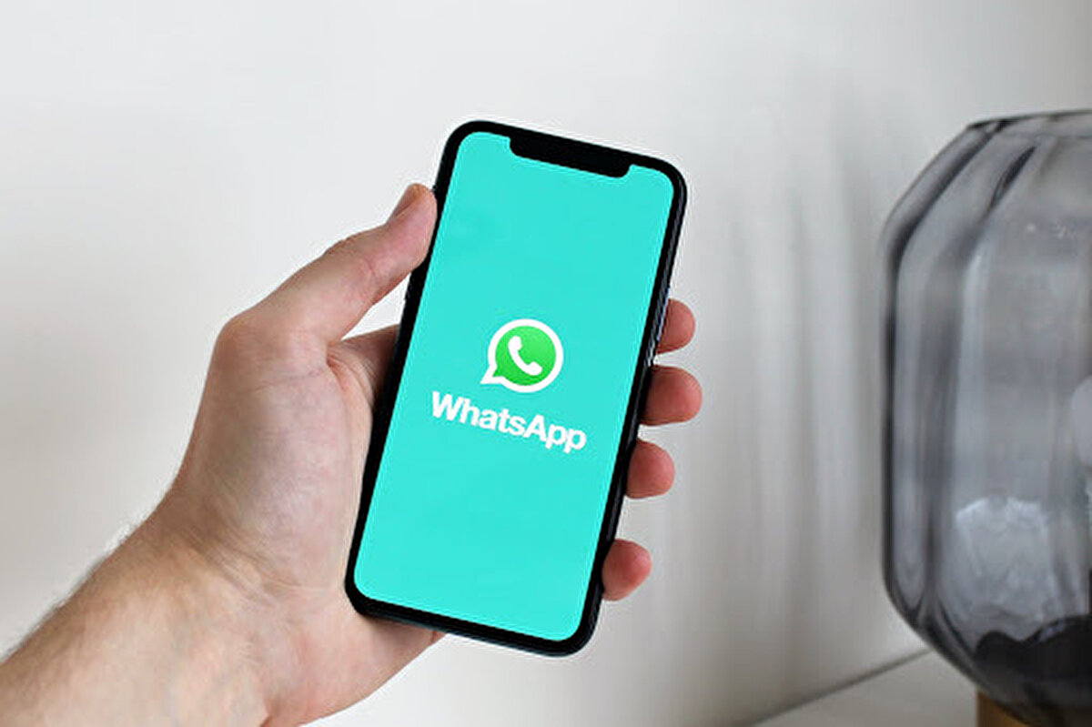 WhatsApp platformu için kendi kendini imha edecek fotoğraflar özelliğinin test edilmekte olduğu haberi basına sızdırılmıştı.  Ortaya çıkan bilgilere göre uygulamada fotoğraf paylaşırken ekranda yeni bir buton ile karşılaşılacağız.  Bu özellik hem kişisel hem de grup sohbetleri için geçerli olacak.  24 saatin ardından yok olan WhatsApp mesajları özelliğiyle karşılaştık.