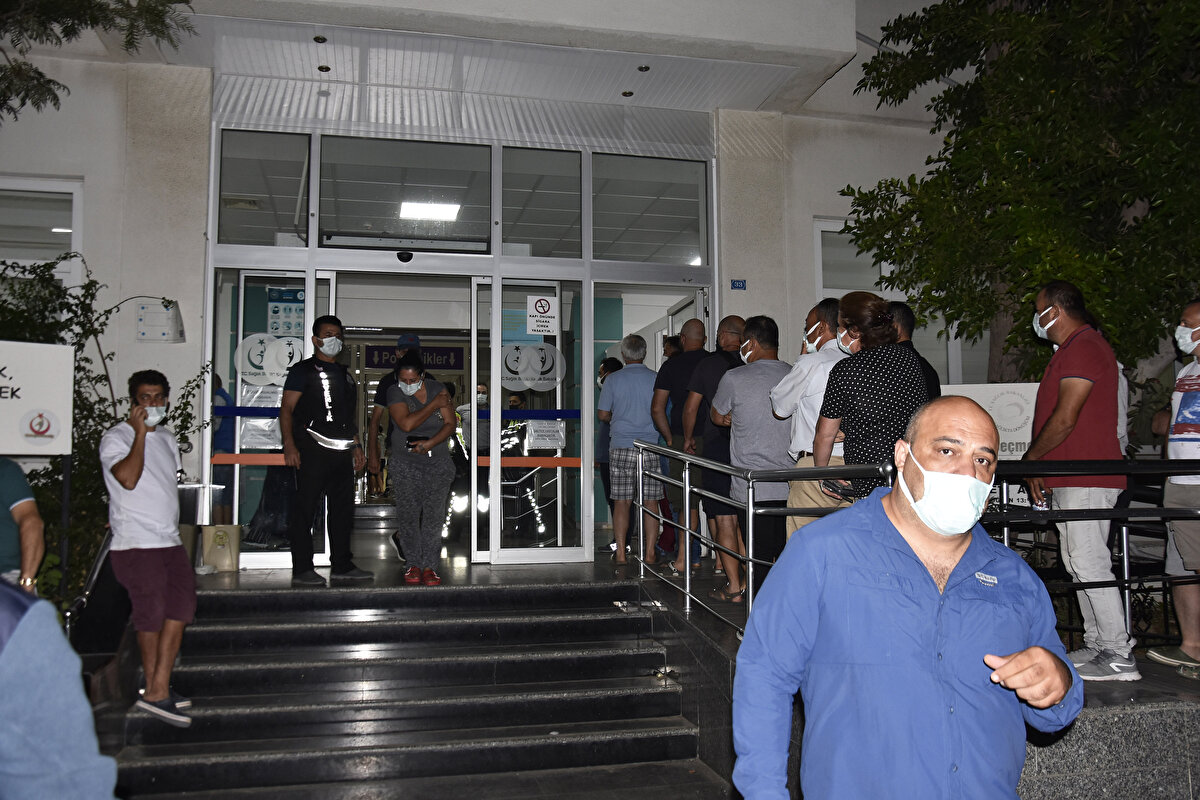 Hastane yolunda araç ve yaya trafiği yaşanırken, yoğunluk gece boyunca sürdü.