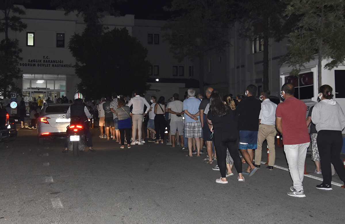 Muğla'nın Bodrum ilçesinde, yeni tip koronavirüs (COVID-19) aşılamasının 40 yaşa düşmesiyle hastanede yoğunluk yaşandı.