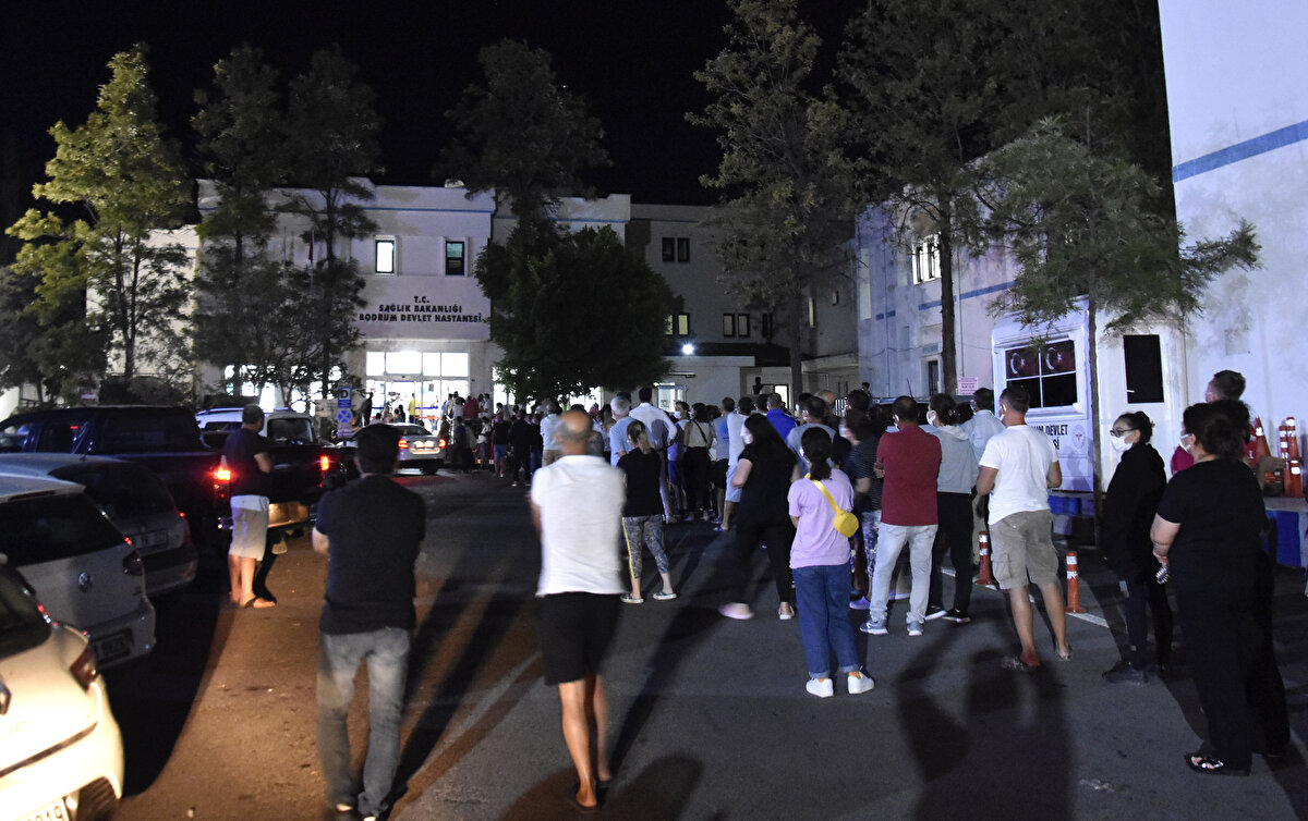 Aşılama programına 40 yaş ve üzeri vatandaşlarla farklı meslek grupları dahil olunca, sırası gelenler Bodrum Devlet Hastanesi'nde yoğunluğa neden oldu.