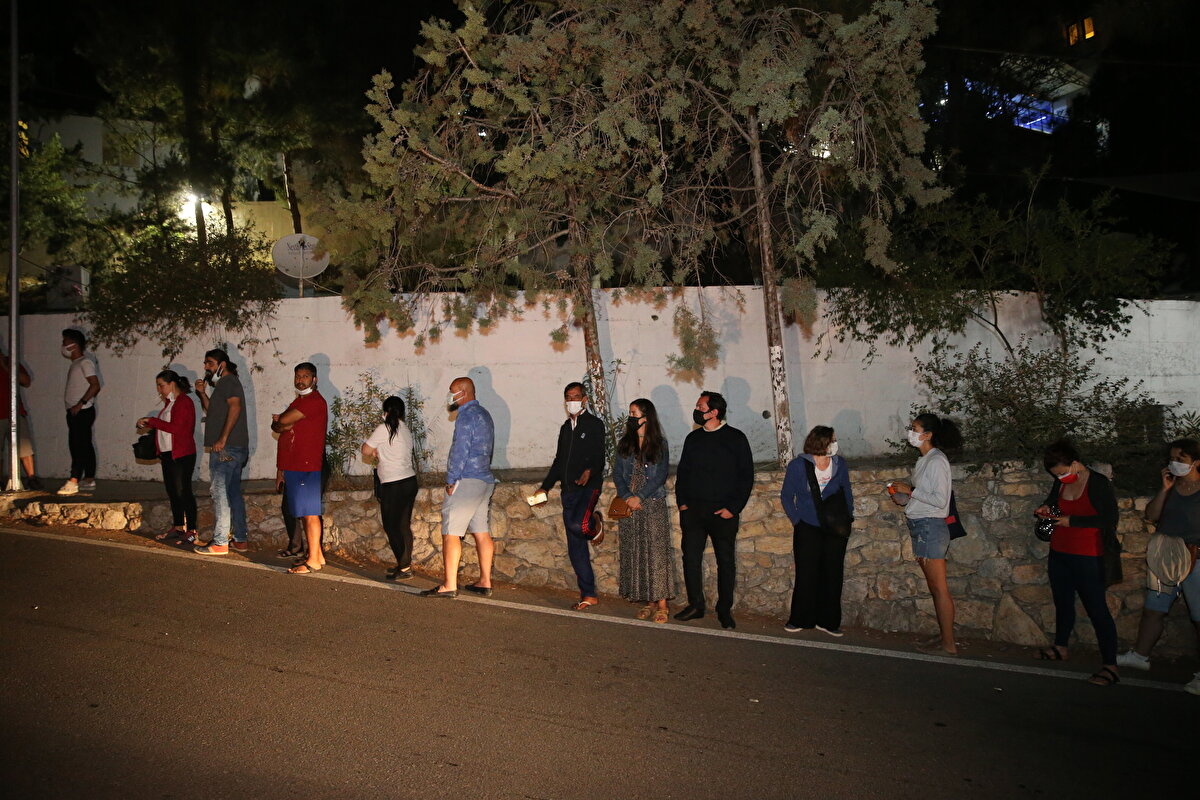 Aşı olmak için sırada bekleyen bazı vatandaşlar ile aşısını olup hastaneden ayrılanlar, sabırla sıralarını beklediklerini belirterek, salgının atlatılabilmesi için herkesi aşılanmaya davet ettiler.