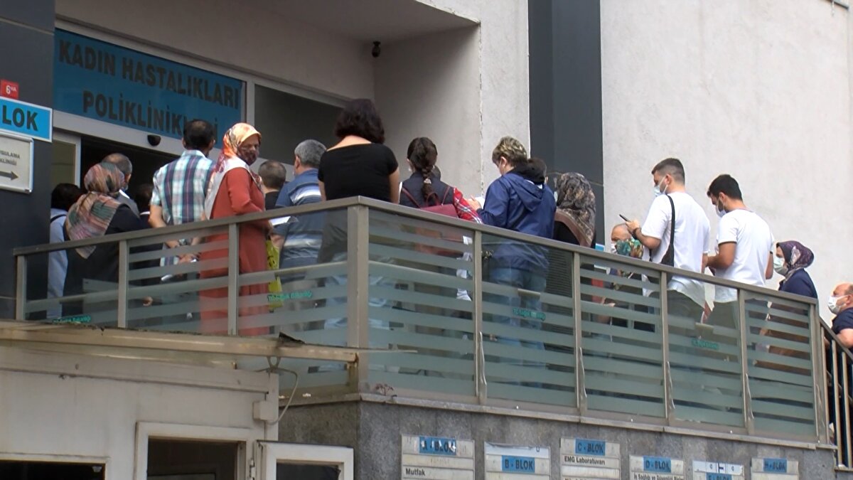 Kalabalık nedeniyle aşı yaptırmaktan vazgeçen Suat Aksoy, Aşı olmadım. Aşı olmaya gelmiştim, bu kalabalığa girmek istemedim. Çok talep var, yoğunluk var. Biraz zaman geçsin, müsait bir zamanda gelip aşı olacağım diye konuştu. 