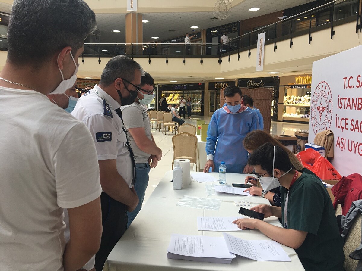 Alışveriş merkezinde temizlik görevlisi olarak çalışan Züleyha Aytaç, Aşımı yapayım öyle başlayayım dedim. 40 yaş üstünden yararlandım. Çıkmasaydı da vurulmayı çok istiyordum çünkü ben aralıkta Kovid-19 oldum. Çok zor bir süreç oldu benim için. Bir daha yakalanmamak için gün sayıyordum bir an önce sıra bana gelsin diye. Zaten 2 tane çocuğum var ve Allah'a şükür onlara geçmedi ifadelerine yer verdi.Alışveriş merkezinde kuyumculuk yapan İbrahim Bayat, 45 yaş üstüyüm. Aslında daha önce sıra geldi, işten ve yoğunluktan dolayı fırsatımız olmamıştı. Burada böyle bir olay olunca biz de değerlendirelim dedik. Hatta pazar gününe randevum vardı, onu iptal ettim; şimdi burada aşı olacağım dedi.