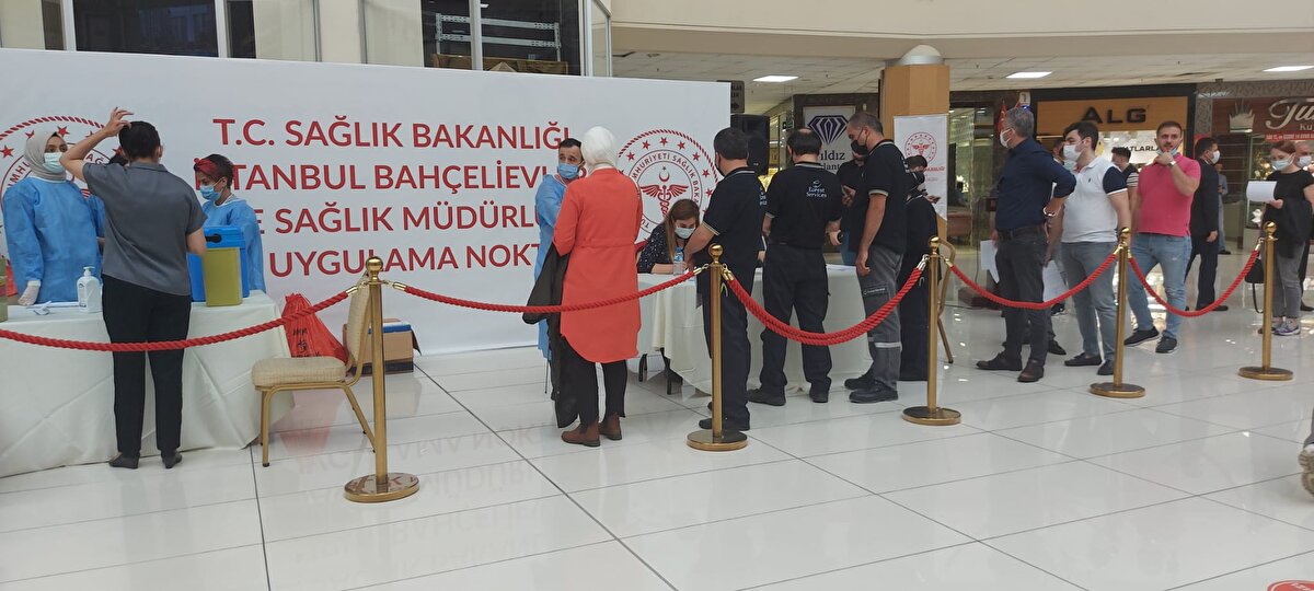 Açılışın ardından açıklama yapan Bahçelievler Kaymakamı İlker Arıkan, Sisteminizin verdiği herkesi burada kabul ediyoruz. Burada 20 bini aşkın kişi var. İş yerlerinin iş kaybına uğramaması için hizmeti ayaklarına getirdik dedi.