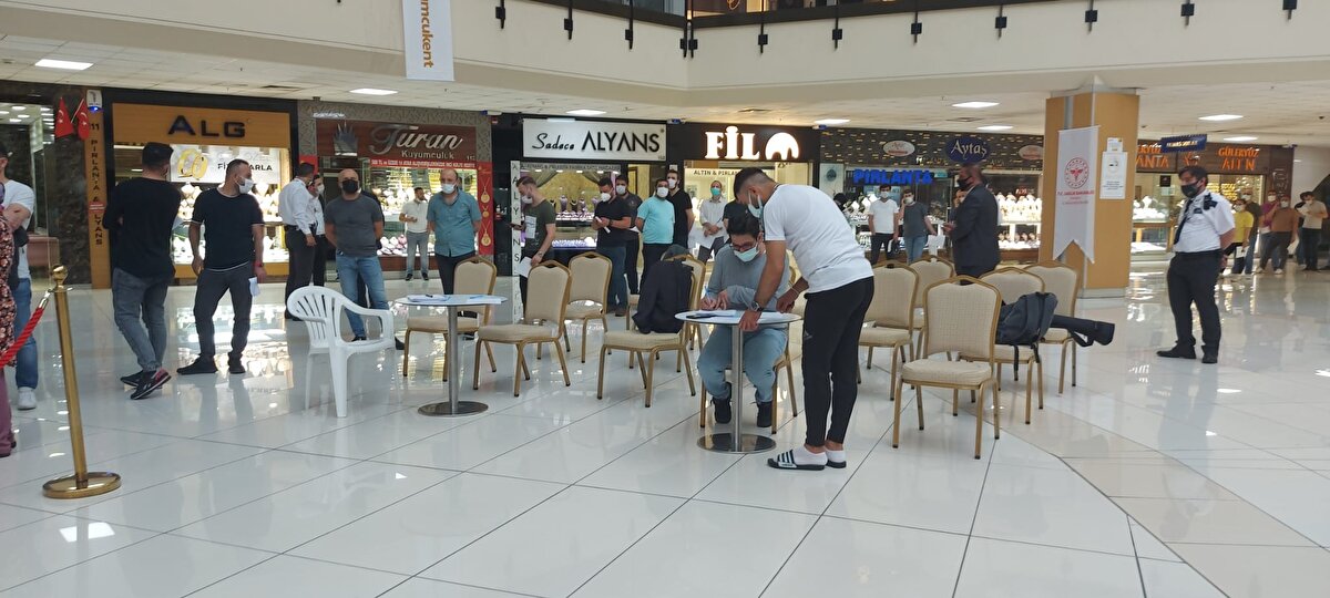 Sağlık Bakanlığı'ndan yapılan açıklama doğrultusunda yani sistemin izin verdiği kişilerden oluşanlara aşı yapılan Kuyumcukent AVM'deki istasyonun açılışında Bahçelievler Kaymakamı İlker Arıkan, Bahçelievler Belediye Başkanı Dr. Hakan Bahadır ve İlçe Sağlık Müdürü Dr. Serap Sarıhan Akkum da hazır bulundu.