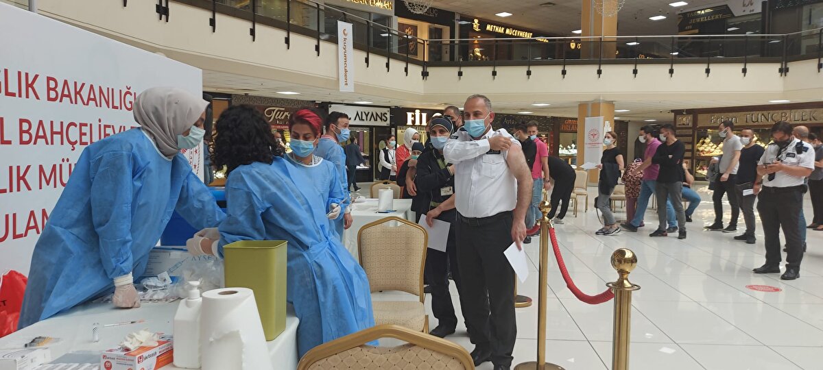 Sisteme uygun ve sosyal mesafe kuralına dikkat ederek aşılamanın yapıldığını söyleyen Bahçelievler Belediye Başkanı Dr. Hakan Bahadır, Aşılama 35 yaşa indi ve SGK'li olan herkese randevusuz her türlü aşı yapılacak. Mesela bugün Biontech aşısı yapılıyor ama Sinovac da yapılacak. Önemli olan vatandaşın ayağına gidip aşıyı yapmak. Aşıda ne kadar başarılı olursak Kovid-19 en kısa zamanda bitecek. İstanbul'un en büyük alışveriş merkezi burası ve burada yaklaşık 2 bin 400 iş yeri var ve 20 bin kişi çalışıyor. 10 bin kişi burayı ziyaret ediyor. Biz burada vatandaşlarımıza randevu almadan aşı yapıyoruz açıklamasında bulundu.