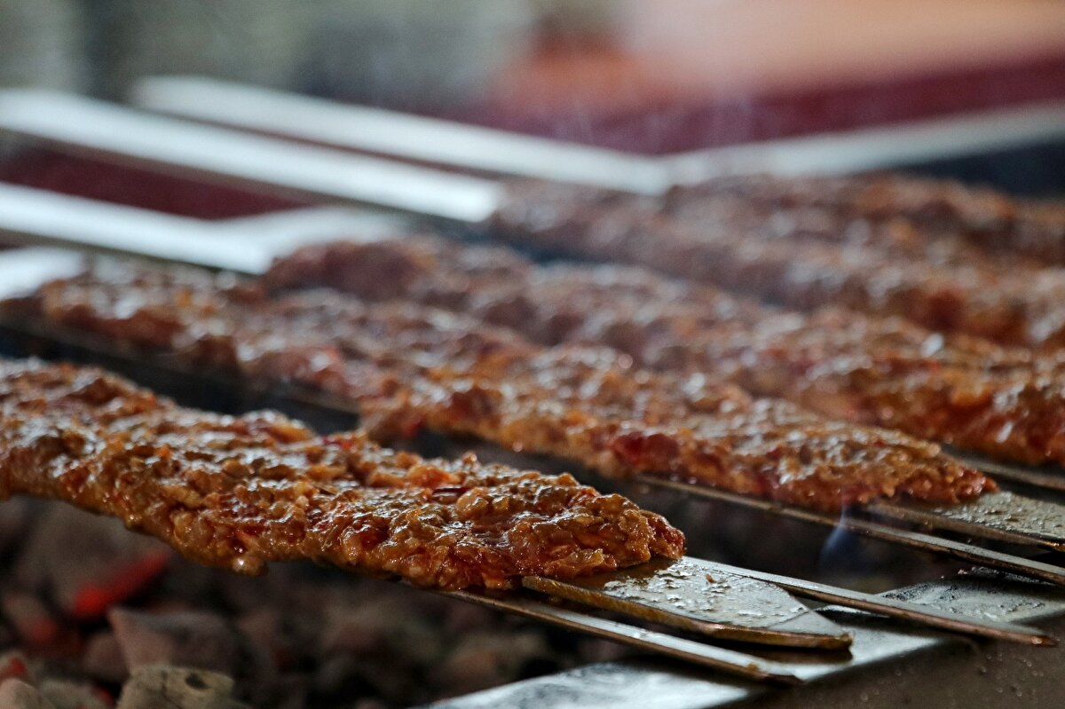Bu uygulama çok güzel. Adana olarak zaten kebaba düşkünlüğümüz var. Herkesi aşı olmaya da kebap yemeye de bekleriz” dedi. 
