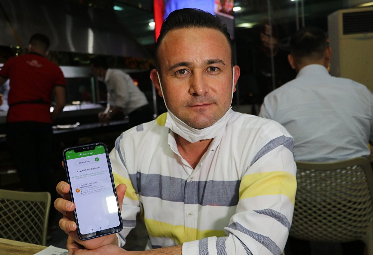 ``Şu ana kadar 700 kişi geldi ve onlara ücretsiz kebaplarını dağıttık. Şimdiyse geriye kalan insanların tek tek aşı olmasını bekliyoruz. Biz de aşılarımızı olduk” diye konuştu. 