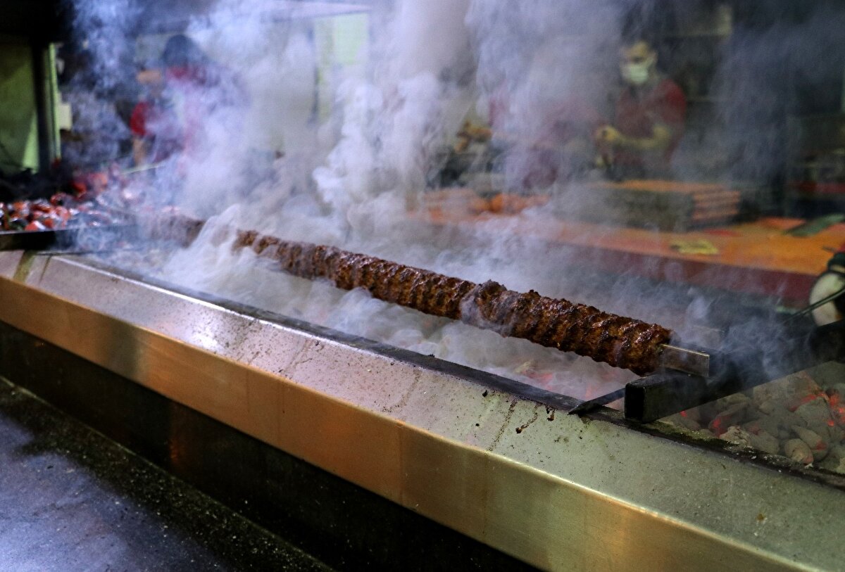 Kampanyayı sosyal medyada duyup gelen Selahattin Gökdağ isimli vatandaş, “Aşı olanlara kebap ısmarlayacağız duyurusunu görünce biz de aşımızı olup kebap yemeye geldik. Herkesin aşı olmasını tavsiye ederim.`` 