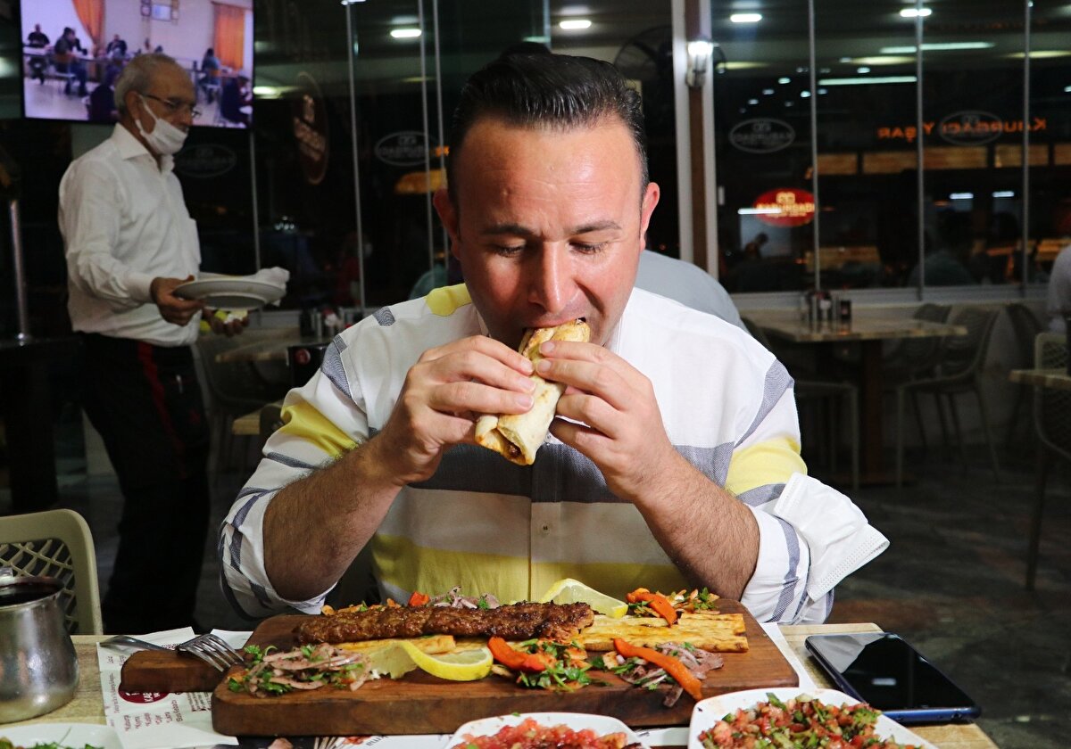 Adana'da ise bir kebapçı aşılamanın hız kesmeden devam etmesi için dün başlattığı kampanya ile Hayat Eve Sığar uygulaması üzerinden aşı olduğunu gösteren ilk bin kişiye Adana kebap ikram edeceğini duyurdu. Bugün akşama kadar sürecek olan kampanyaya şu ana kadar yaklaşık 700 kişi aşısını olup kebap yemek için geldi. 