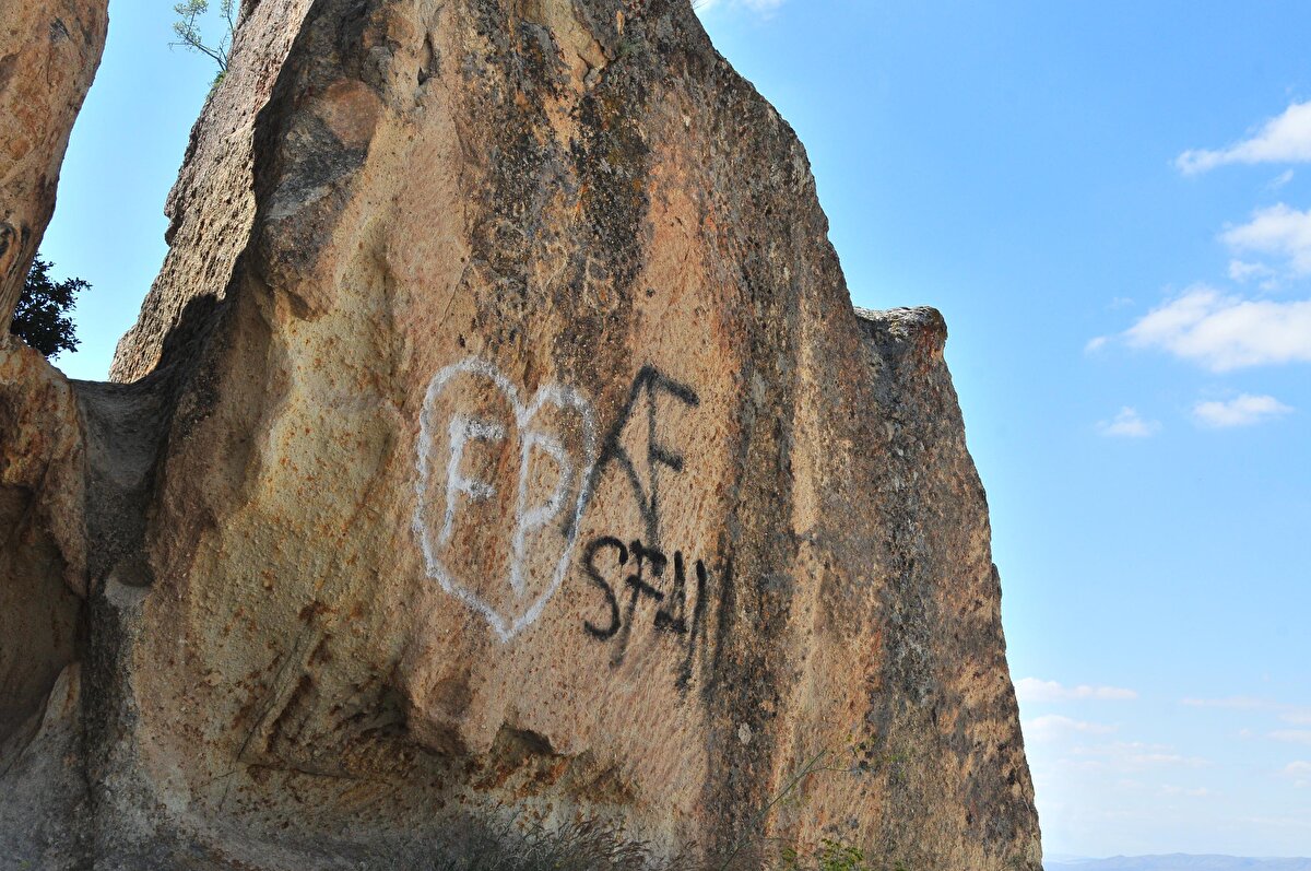 Tarihi güzelliğe sahip bölgede peribacalarına verilen zarar tepki çekti.