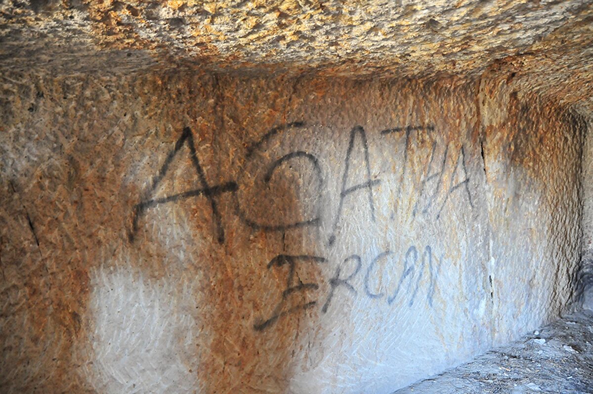 Artukoğlu Bu yazılar çok çirkin. İnsanlarımızın da bu tür yazılar yazanlara karşı tepki vermeleri gerektiğine inanıyorum. Yabancı turistler açısından çok utanç verici bir durum” dedi.