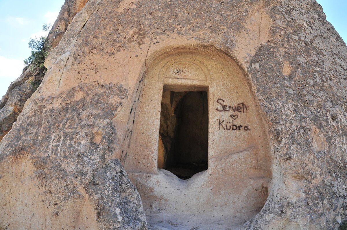 Kapadokya bölgesi, yerli ve yabancı turistleri ziyaret ettiği turizm merkezlerinin başında geliyor. Başta peribacaları olmak üzere bölge, doğal güzelliğe ev sahipliği yapıyor. Ancak bölgede Ortahisar ve Göreme beldesi yakınlarında bulunan peribacalarına kimliği belirsiz kişilerce sprey boyalar ile yazılar yazılarak, zarar verildi.