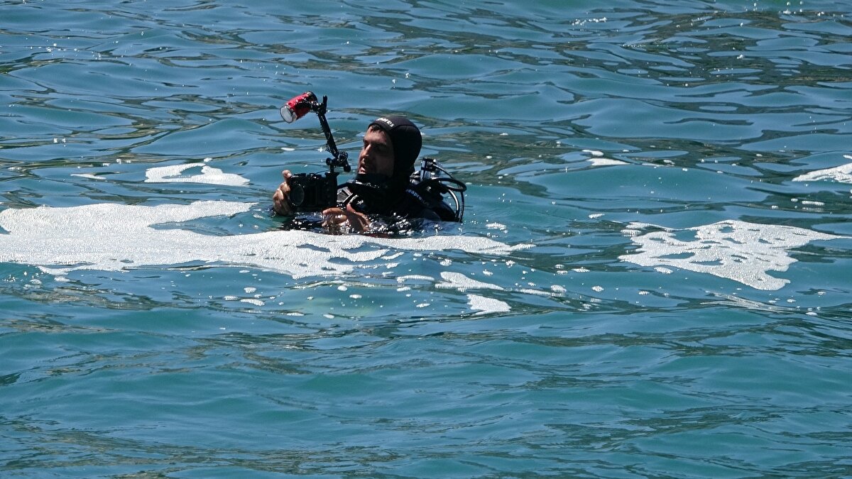 RTEÜ Teknik Bilimler Yüksek Okulu Öğretim Görevlisi Tolga Akdemir de deniz altında yapılan çalışma neticesinde ilk belirlemelere göre müsilaj adına hiçbir bulguya rastlanamadıklarını söyledi.
