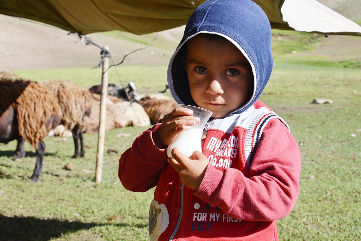 Erdal Karadağ'ın babası Mehmet Karadağ da oğlunun ilk zamanlarda çekip yayınladığı videolara tepki gösterdiğini söyleyerek, "Erdal'a başlarda çok kızdım. 'Kendi işini yap, boş işlerle neden uğraşıyorsun?' dedim. Oğlum da bana 'Baba göreceksin çok güzel olacak' dedi. Sonradan gerçekten iyi iş çıkardığını gördüm. Arayanlar, hediye gönderenler oldu. Oğlum sevildikçe benim de çok hoşuma gitti. Bize destek veren çok kişi oldu. Hayvanlarımı yaylalarında misafir edenler oldu. Bizim de çok hoşumuza gitti" dedi.