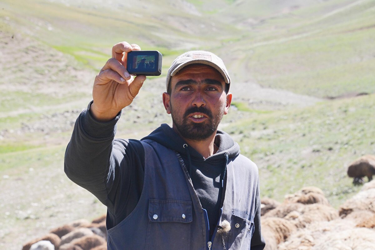 Yaz aylarının gelmesiyle Iğdır'da sürüyle beraber yola çıkan fenomen çoban Erdal Karadağ ve ailesinin göç yolculuğu, Erzurum'un Karayazı ilçesinde son buluyor. Yakınlarıyla birlikte geniş yayla kiralayıp, burada çadırlarını kuran Karadağ ve ailesi, kışlıklarını hazırlayıp küçükbaşlarının kırkımını ve sağımını yapıyor. 20 gün süren göç yolcuklarını kayıt altına alarak, sosyal medya hesabından binlerce izleyeniyle paylaşan Erdal Karadağ, hem çobanlığı ve hayvan bakımını anlatıyor hem de birçok anısını takipçilerine sunuyor.
