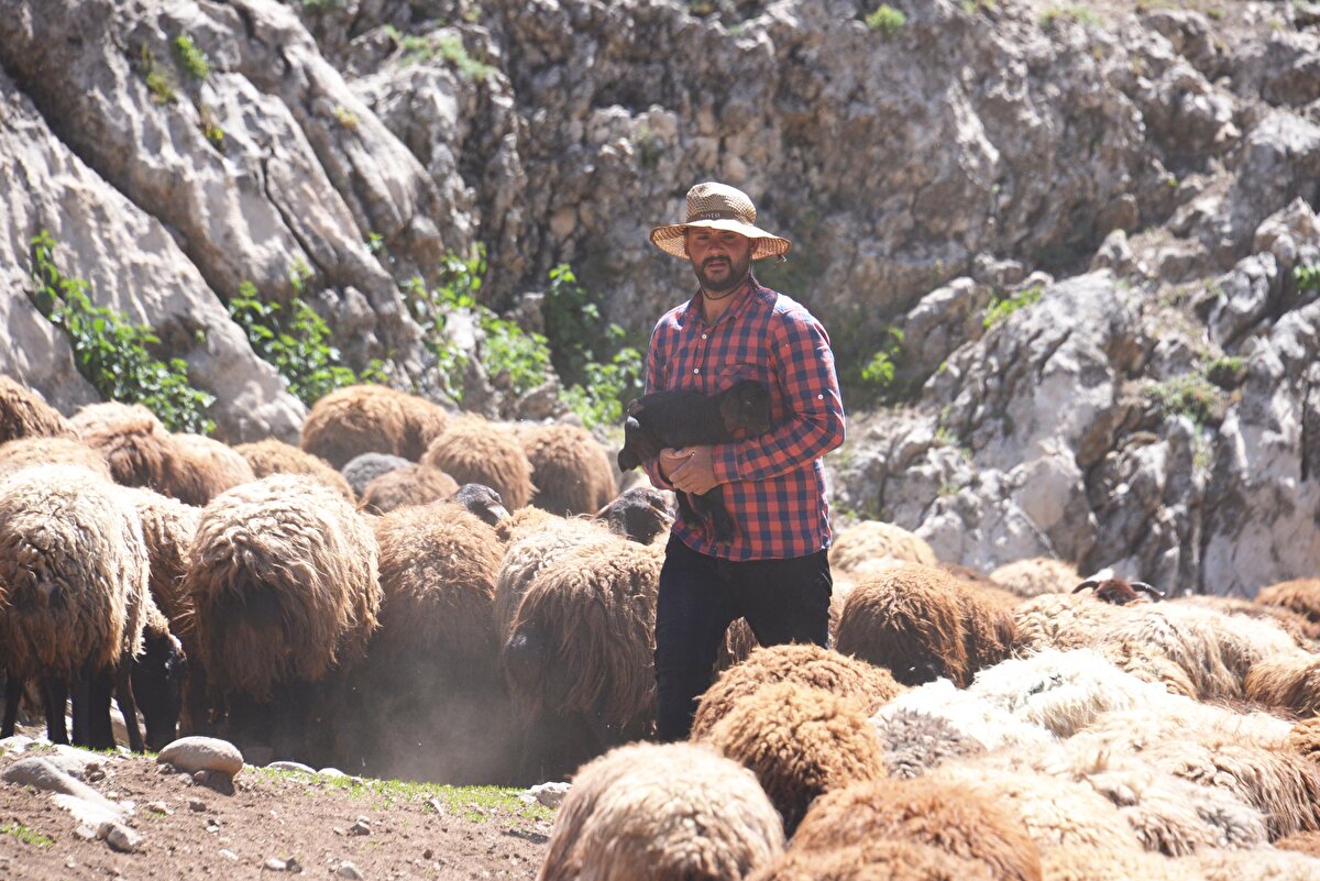 İzleyicilerinin ihtiyaca göre hediyeler gönderdiğini anlatan Karadağ, "Neredeyse 5-6 bin liralık kamera geldi. Takipçimiz bunu İngiltere'den gönderdi. Ben ismini söylemek istedim ama kendisi kabul etmedi. Uzun zamandır benim için kamera aldığını ama pandemi yüzünden gönderemediğini söyledi. Kimisi telsiz gönderdi. İsveç'ten bir takipçim elektrik işini nasıl hallediyorlar, diye düşünüp, güneş paneli göndermiş. O da bayağı işimize yaradı. Fındık, bıçak gönderen oluyor. Köpek tasması gönderen var. Çocuklarımıza oyuncak, elbise gönderen oluyor. Böyle hediyeler gönderilince kendimi çok mahcup hissediyorum. Onlar da 'Sen bizim için çekiyorsun bizim de katkımız olsun' diyorlar" dedi.