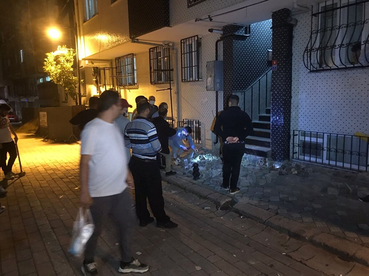 Çevredeki insanlardan kaçan yılan ise kaldırım ile binanın merdiveni arasındaki boşlukta saklandı. Olay, belediye ve itfaiye ekiplerine bildirildi. Kaldırımın çevresi belediyenin fen işleri ekipleri tarafından kazılsa da binanın giriş merdiveninin altına saklanan yılan, girdiği yerden çıkarılamadı. Mahalle sakinlerinin tedirgin bekleyişi ise sürüyor.