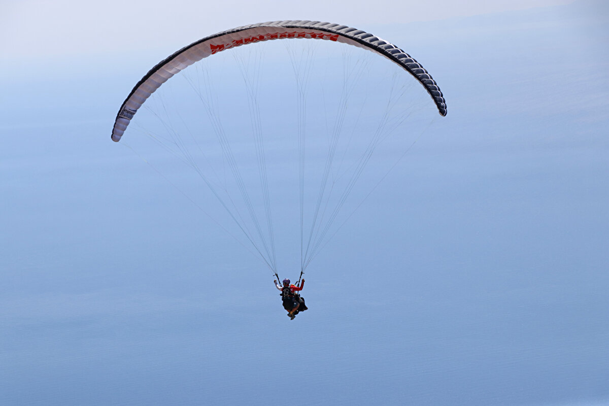 Askeri öğrenciyken 1991'de uçaktan atlayışlar yaparak paraşütçülüğe başlayan Koçak, Kayseri 1'inci Komando Tugayı'nda astsubay olarak görev yaptığı sırada serbest paraşütçü oldu.