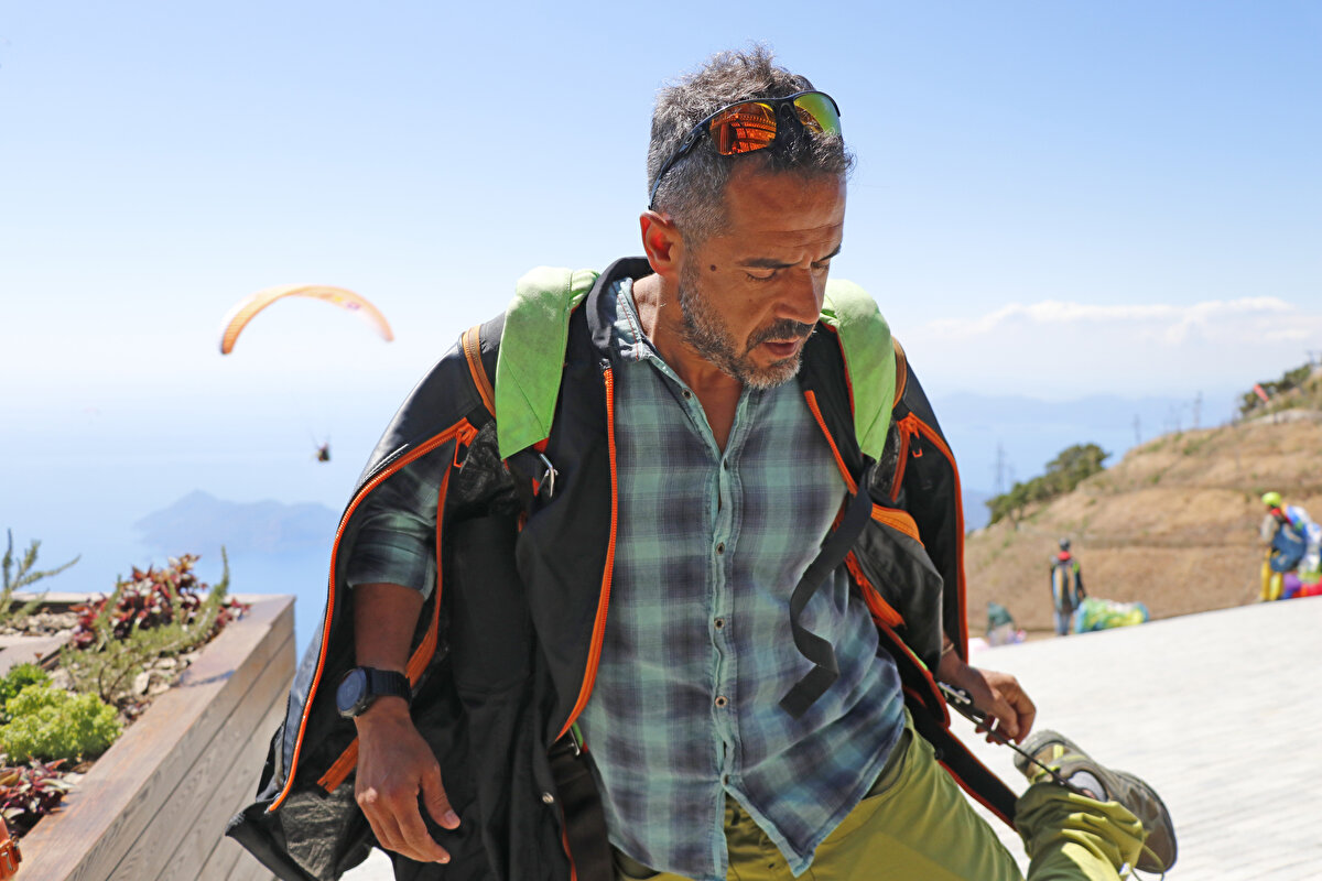 Emekliliğinin ardından 2011 yılında Base jump (serbest düşüş) sporuyla ilgilenmeye başlayan Koçak, ABD'nin Kaliforniya eyaletinde aldığı eğitimle Türkiye'de wingsuit (özel kıyafetle yarasa adam uçuşu) sporcusu olma özelliğini elde etti.