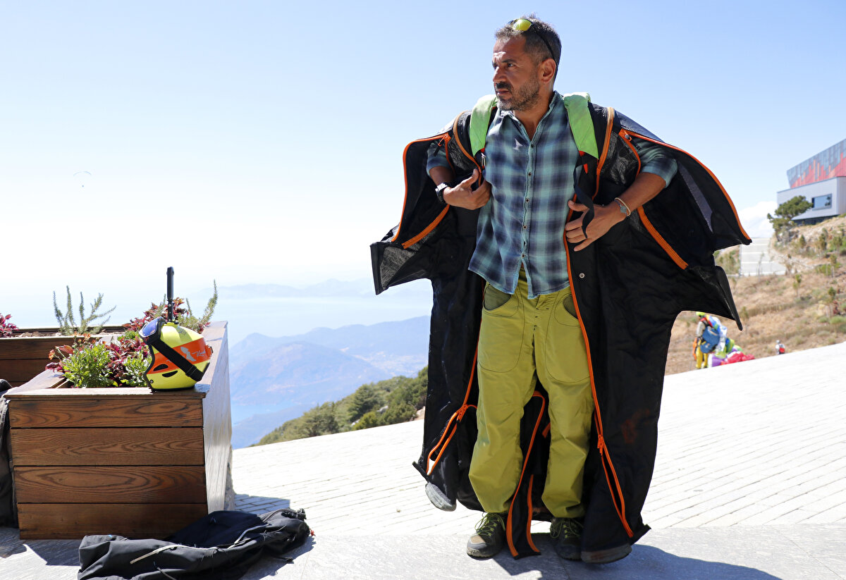 Her gün işi gereği teleferikle çıktığı Babadağ'dan yamaç pilotlarıyla uçuş gerçekleştiren Koçak, yaklaşık 2 bin metreden wingsuit uçuşu yaparak Ölüdeniz'e iniyor. Koçak daha sonra otomobiline binerek kısa bir yolculuğun ardından Ovacık mevkisindeki evine ulaşıyor.