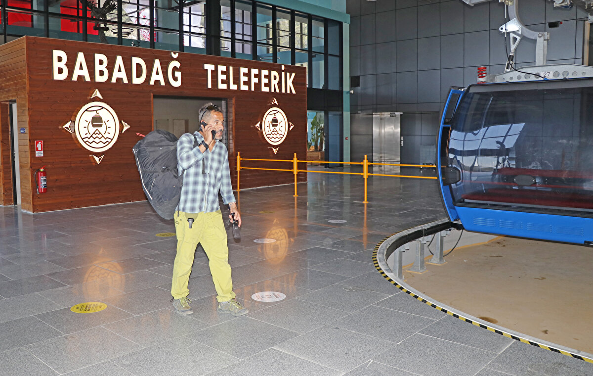 Wingsuit base jump için keşfettiği yeni atlayış noktaları ve atlayışlarla ün kazanan Koçak, 20 gün önce Babadağ Teleferik'te genel müdür olarak işe başladı.