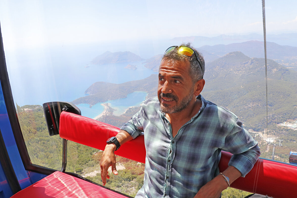 Türkiye'de wingsuit ve base jump yapan tek sporcu olduğunu söyledi. Fethiye'nin yaklaşık 30 yıllık hayali teleferiğe genel müdür olarak tecrübeleriyle katkı sunmanın mutluluğunu yaşadığını ifade eden Koçak, Teleferik ana istasyonundan Babadağ'a 20-25 dakikada çıkıyorum. Akşam eve giderken yamaç paraşütü ile havalanıp wingsuit atlayışı yapıyorum. 3-4 dakikada yere iniyorum. Her gün bunu yapıyor olmak bana ve sporuma çok şey katıyor dedi.