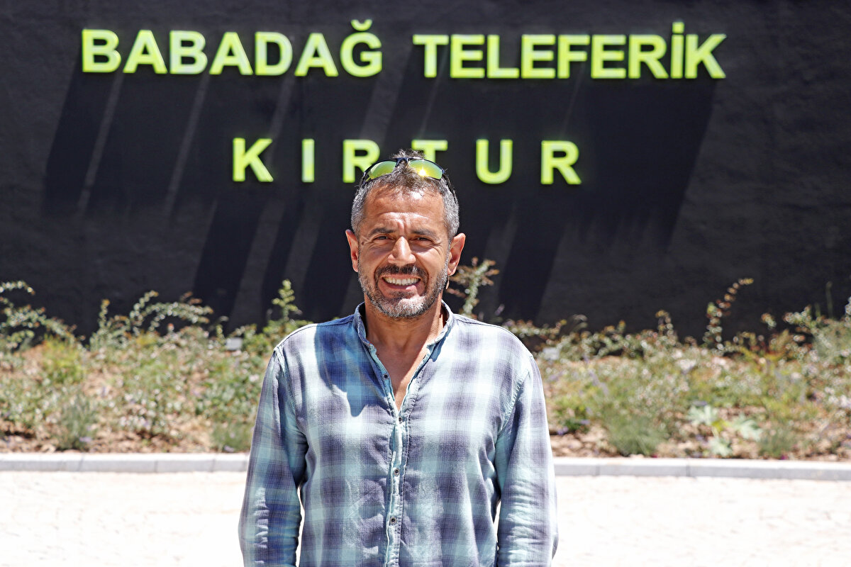 Türk Silahlı Kuvvetleri ve milli takım adına yarışmalara katılan ve bu alanda ulusal ve uluslararası birçok başarı elde eden Koçak, çevresinde yarasa adam olarak tanındı.