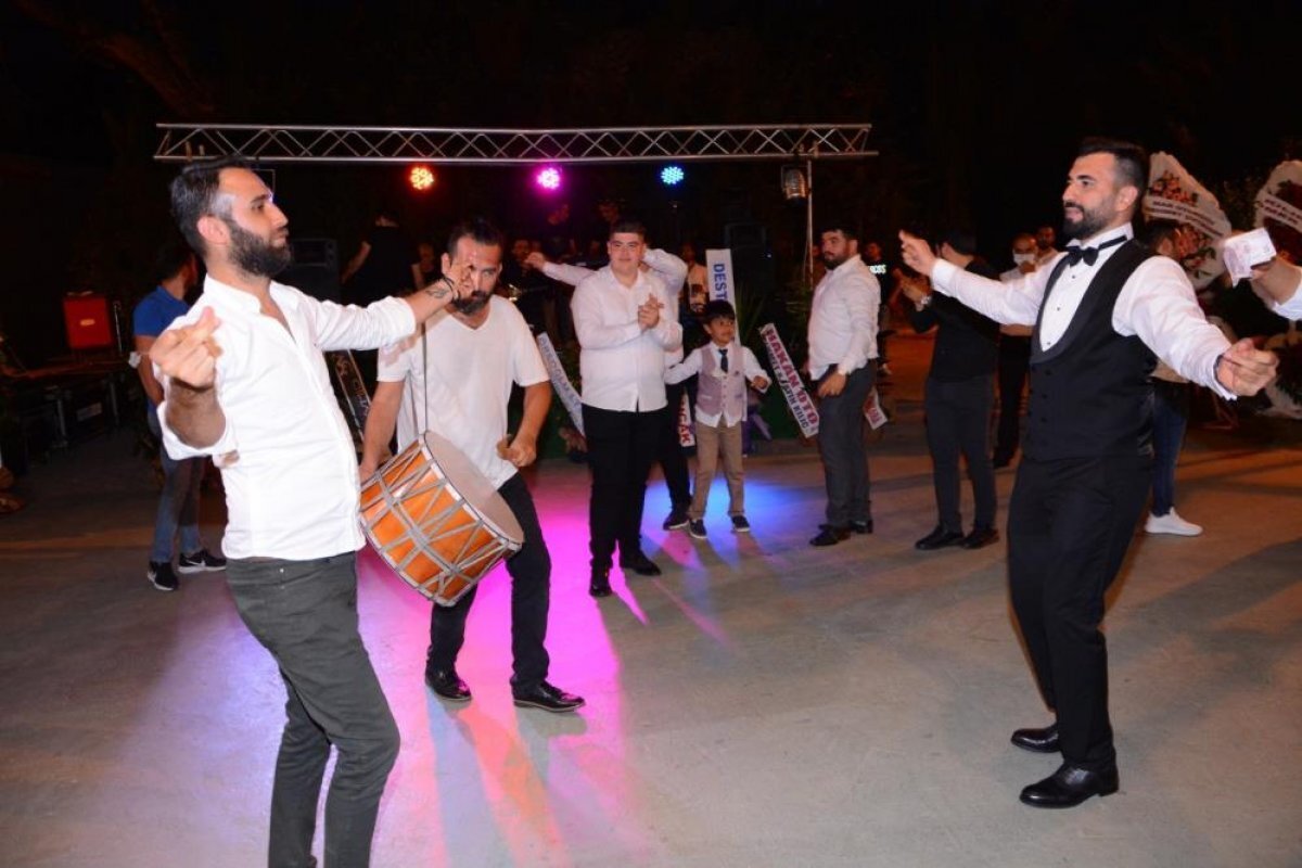 Antalya'nın Aksu ilçesinde yaşayan Seyit Ahmet Akış ile Zeynep Çelik, koronavirüs tedbirleri nedeniyle düğünlerini üç kez ertelemek zorunda kaldı.