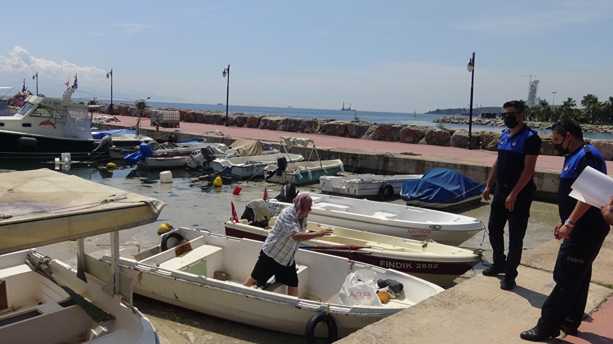 Darıca Bayramoğlu sahilinde ise sudan numuneler alındığı, çıkacak sonuçlara göre karar verileceği belirtildi. 