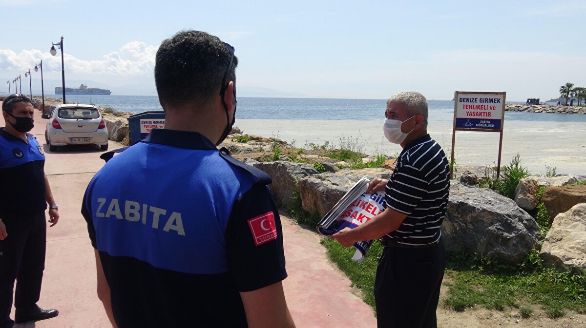 İzmit Körfezi’nde müsilaj etkili olurken, Darıca sahilleri de deniz salyasıyla kaplandı. Yapılan temizlik çalışmalarına rağmen yeniden müsilaj, ortaya çıktı. 