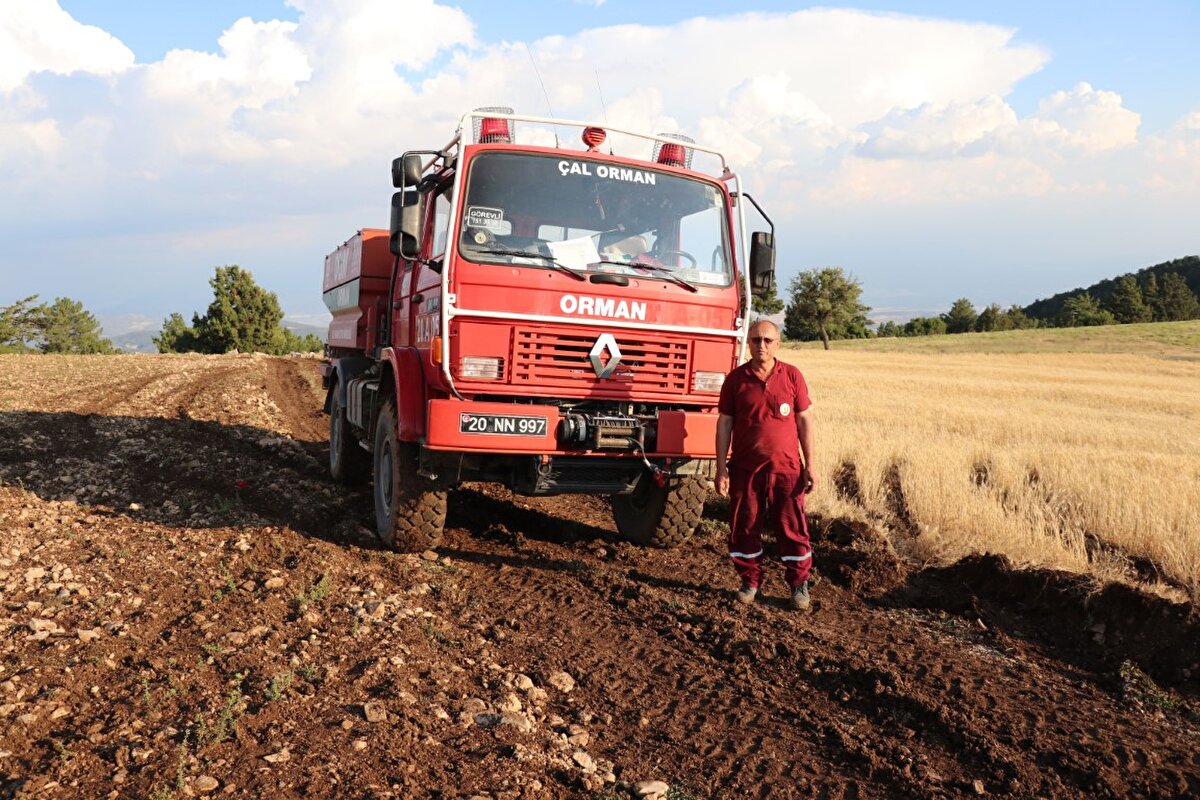 Arda Yörük, AA muhabirine, üzücü bir olay yaşadıklarını belirtti. Olayı anlatan Yörük Sabah erken saatlerde tarlamıza kekik çapası yapmak için gitmiştik. Yağmur başlayınca ben traktörün römorkunda beklemeye başladım. Annem, babam ve yanındakiler ağacın altında bekliyordu. Bu sırada gürültüyle yıldırım düştü. Bir anda yere yığıldılar. Ben de hemen sağlık ekiplerini aradım ve yardım istedim. O anlarda çok korktum dedi.