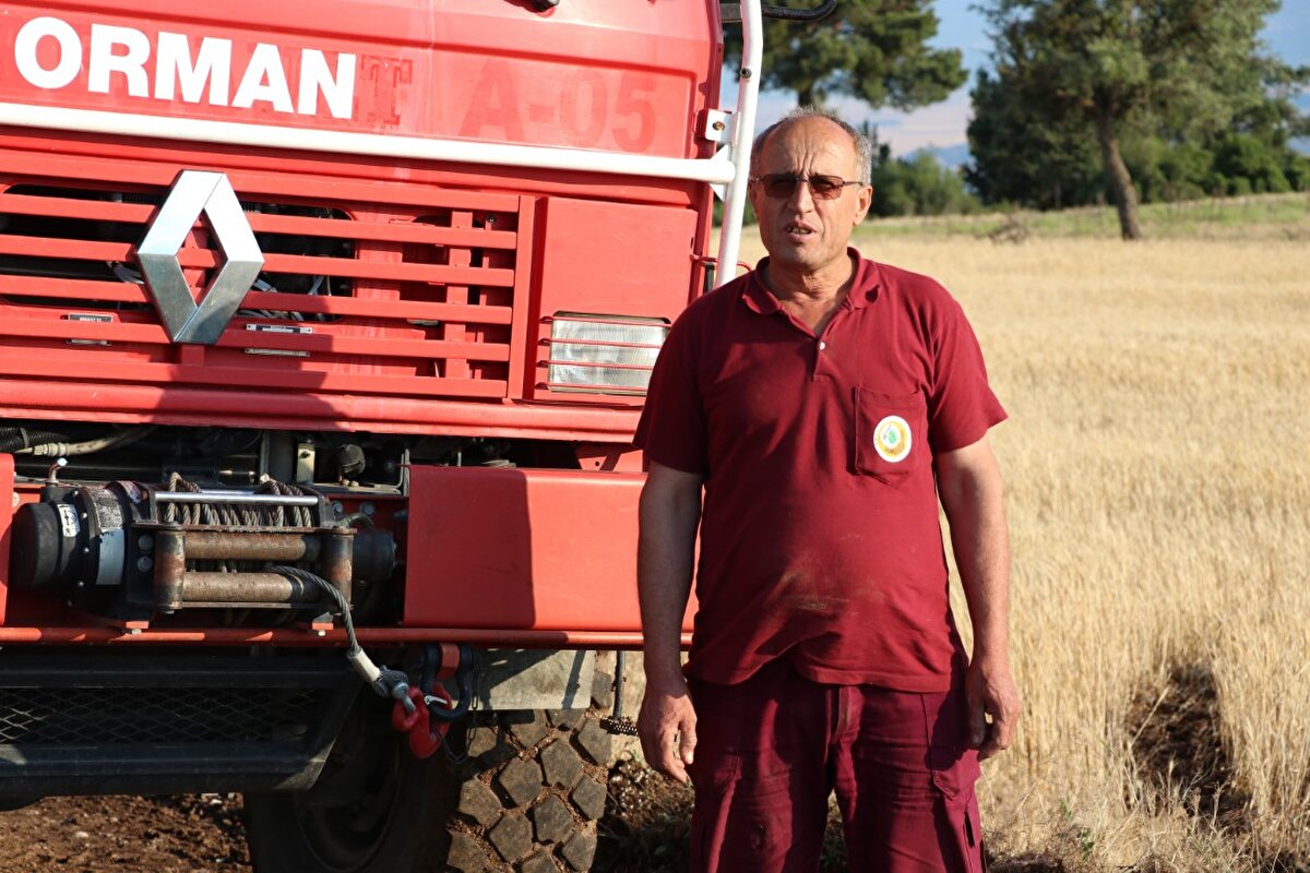 Arda Yörük, AA muhabirine, üzücü bir olay yaşadıklarını belirtti. Olayı anlatan Yörük Sabah erken saatlerde tarlamıza kekik çapası yapmak için gitmiştik. Yağmur başlayınca ben traktörün römorkunda beklemeye başladım. Annem, babam ve yanındakiler ağacın altında bekliyordu. Bu sırada gürültüyle yıldırım düştü. Bir anda yere yığıldılar. Ben de hemen sağlık ekiplerini aradım ve yardım istedim. O anlarda çok korktum dedi.