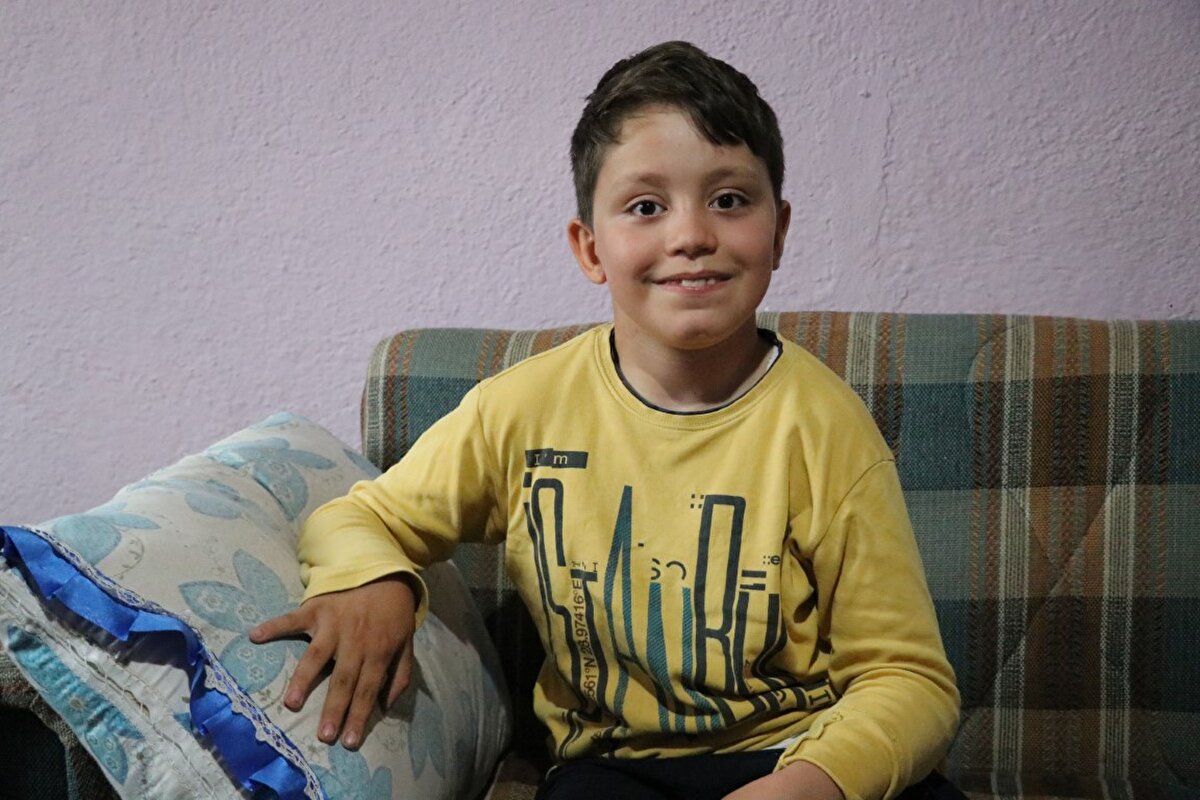 Bu sırada yürüme engelli olduğu için traktör römorkunun içinde bekleyen oğlu Arda Yörük (12) olaydan yara almadan kurtuldu. Ailesi ve yakınlarının yaralandığını gören Arda Yörük telefonla 112 Acil Sağlık ekiplerini arayıp bulunduğu yerin adresini ve yaralıların sağlık durumlarını aktardı.