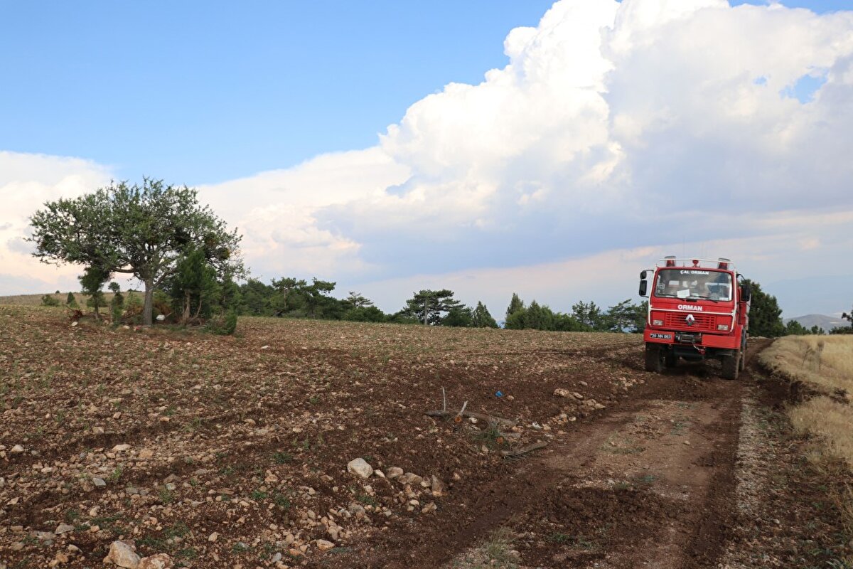 Bir süre çapa yapan ve sağanağın başlamasıyla bir ağacın altına sığınan Yörük ile eşi Ayşen Yörük (38) oğlu Hasan Yörük (17) kayınpederi Hamza Kundakçı (70), kayınvalidesi Hatice Kundakçı (65), kayınbiraderi Hüseyin Kundakçı (38) ve akrabası Fatma Yörük yıldırım düşmesi sonucu yaralandı.