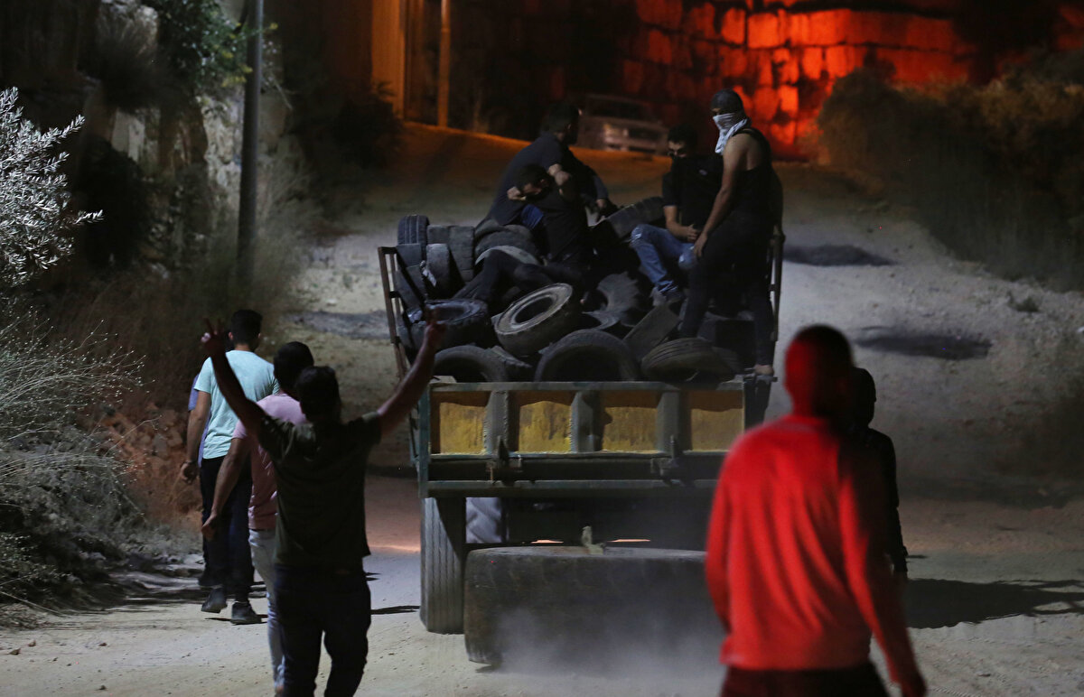 Yapılan gösterilerin tamamen silahsız ve ve barışçıl olmasına rağmen, Filistinliler İsrail ordusunun kurşunlarına maruz kalarak ya yaralanıyor ya hayatlarını kaybetme riskiyle karşı karşıya bulunuyor ya da tutuklanıyor. Batı Şerialı gençler tüm bunları göze alarak direnişe katılıyor.