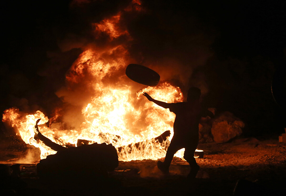 Yaptıkları protestolarla ilgili konuşan Filistinli gençler, yerleşim karakolunun çevresi ne kadar sakin görünse de karakolun İsrail askerleri tarafından büyük bir titizlikle korunduğunu söyleyerek, askerlerin karakolun çevresine konuşlandığını ve kendilerini gözetlediğini ifade etti.