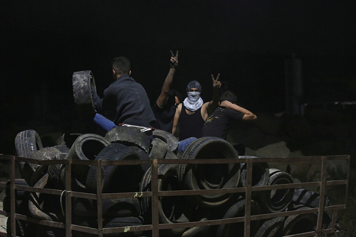 İsrail askerlerinin ailesine ve kendisine zarar vermesi kaygısıyla tespit edilmemek için yüzünü kapatan Ebu Yusuf, Dumanları rüzgarla yerleşim karakoluna doğru uçsun diye lastikleri ateşe verdik, topraklarımızı istila etmelerinin keyfini onlara sürdürmeyeceğiz.” ifadelerini kullandı. Protesto gösterilerini düzenleyen gençler hayatlarını bu meseleye adamış durumda. Gündüz vakti İsrail askerleriyle karşı karşıya gelirken havanın kararmasıyla beraber de gece kargaşasını başlatıyor.