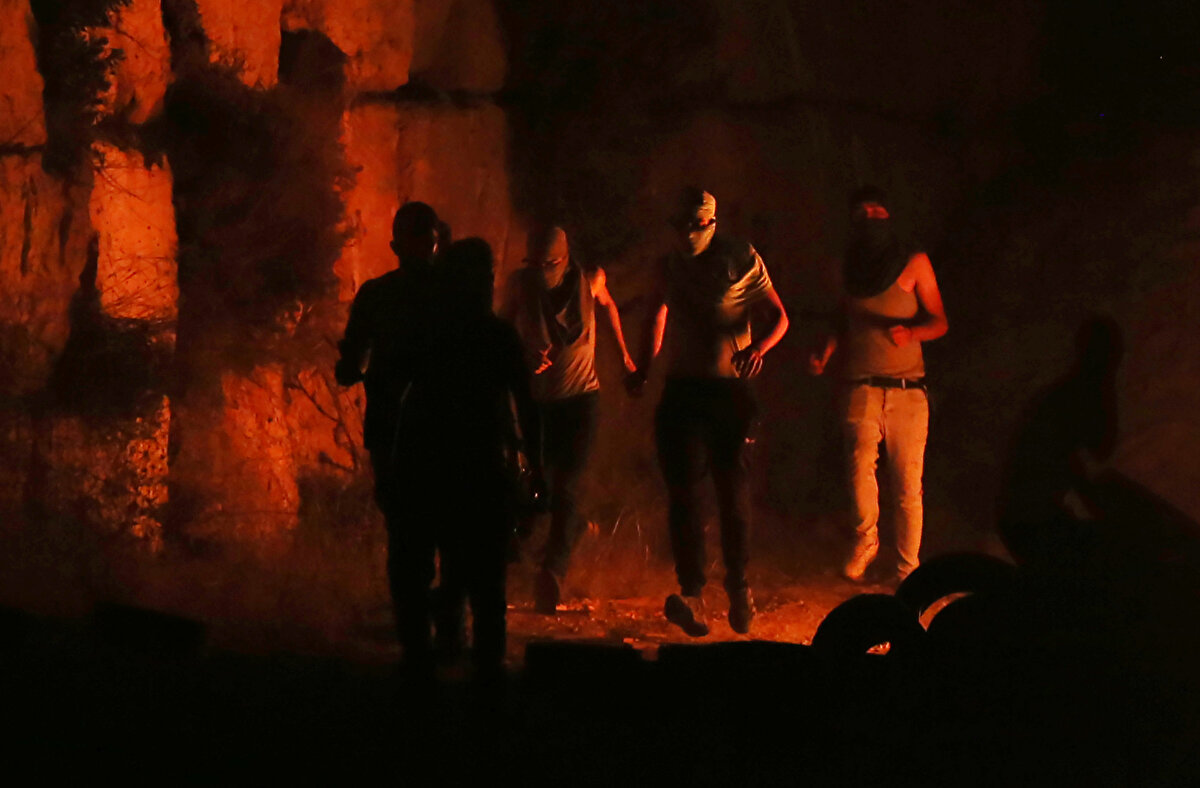 Yerleşim karakolu orada durduğu sürece Filistinlilere de yerleşimcilere de rahat olmayacağını Sabih Dağı'nı özgürleştirmek için var güçleriyle gayret etmeye devam edeceklerini belirten Azzam, Bizim ne hırsımız ne de hayalimiz var... Hürriyet, güvenlik ve huzur içinde yaşayana kadar her şeyi erteledik. diye konuştu. Belde sakinlerinden Amir Hamayil de, Elimizde İsrail askerlerine direnmek için taştan başka bir araç yok. Bazen havai fişek atıyor, lastik yakıyor ve borazanla ses çıkarıyoruz. Beyta'da çocuklar gençler ve yaşlılar herkes tek bir vücut gibi. ifadelerini kullandı.