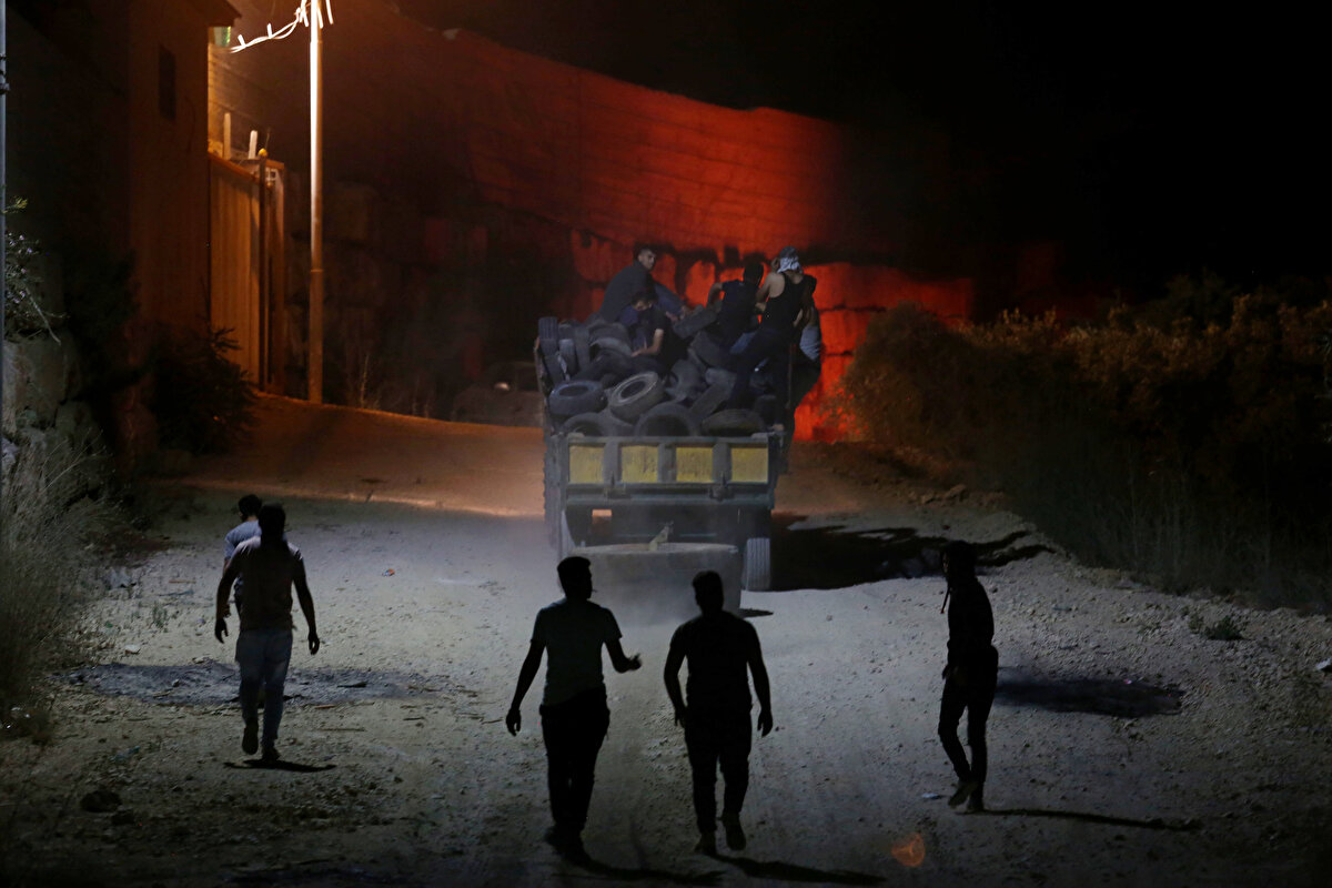 Gençlerle beraber her gece, gece karmaşası protestolarına katılan 61 yaşındaki Munir Hadir, yaşı sebebiyle İsrail'e direnişte gençler gibi olamadığını ama gençleri İsrail askerlerine karşı uyarma rolünü üstlendiğini söyledi. Uyumamız mümkün değil, karakolun varlığının devam etmesiyle hayatımız alt üst olacak. diye konuşan Hadir, mücadeleye devam edeceklerini ve yürüyüşlerin durmayacağını belirtti.