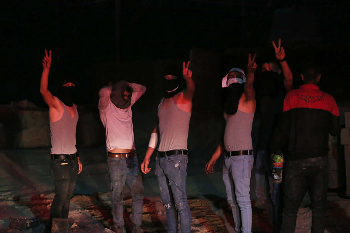 İsrail'in 1967'de işgal ettiği Batı Şeria'da 250'den fazla yasa dışı Yahudi yerleşim birimi bulunuyor. Bu yerlerde ikamet eden 500 binden fazla Yahudi yerleşimci, Batı Şeria'da işgal altında yaşayan Filistinliler için hayatı daha da zor hale getiriyor. Uluslararası hukuka göre, işgal altındaki topraklarda bulunan tüm Yahudi yerleşim birimleri yasa dışı kabul ediliyor. Filistin'de 2000 yılında patlak veren Aksa İntifadası'nın (2. İntifada) ardından İsrail yönetimi, 2002'de güvenlik gerekçesiyle Batı Şeria ile İsrail arasına Ayrım Duvarı inşasına başlamıştı. Ayrım Duvarı nedeniyle Batı Şeria'daki 3 milyona yakın Filistinli, işgal altındaki Doğu Kudüs ve İsrail'e geçemiyor.