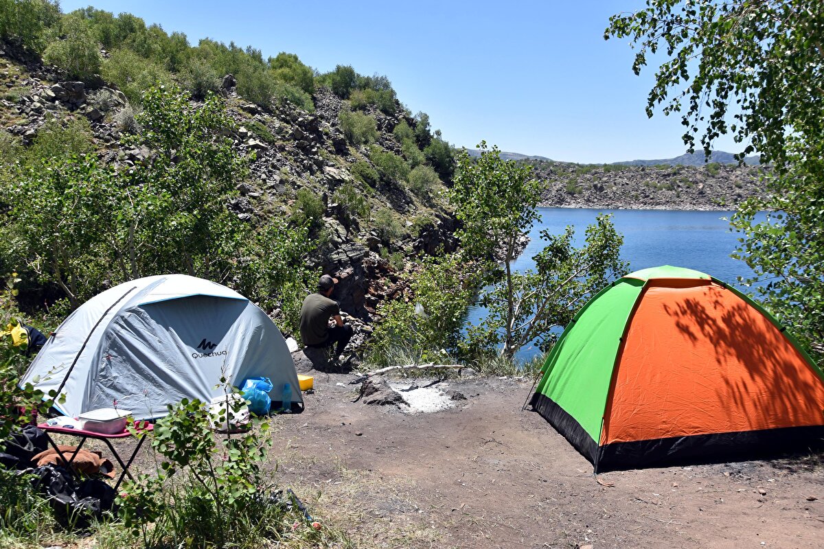 Bitlis'in Tatvan ilçesinde dünyanın ikinci, Türkiye'nin en büyük krater gölü olan Nemrut Krater Gölü, ziyaretçi akınına uğruyor.


