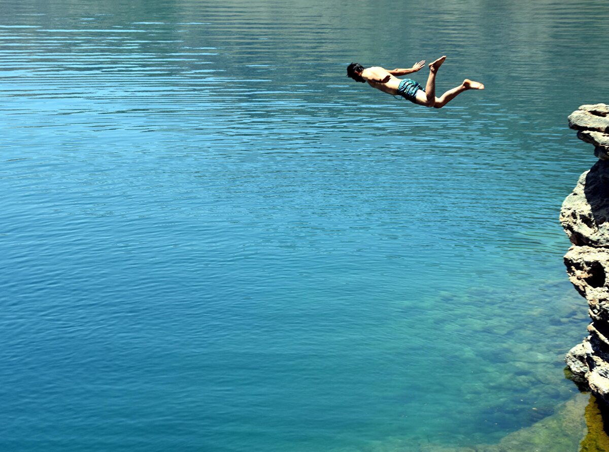 Ahmet Ataman ise 6 yıldır Türkiye'nin farklı bölgelerinde kamp yaptığını belirterek, "Nemrut doğal güzelliği ile adeta büyülüyor. Dinlenmek, şehrin gürültüsünden uzaklaşmak isteyen doğaseverleri buraya davet ediyoruz. Önceleri kamçıları bilmiyorduk ya da bizler birbirimizi tanımıyorduk sonrasında birbirimizi tanıdıkça kampçılarımızın da sayısı her geçen gün artmaya başladı. Diğer bölgelerle karşılaştırdığımızda burasının doğası ve zenginliği ile müthiş bir yer olduğunu söyleyebiliriz. Doğasever herkesi burada kamp yapmaya davet ediyoruz" diye konuştu.

