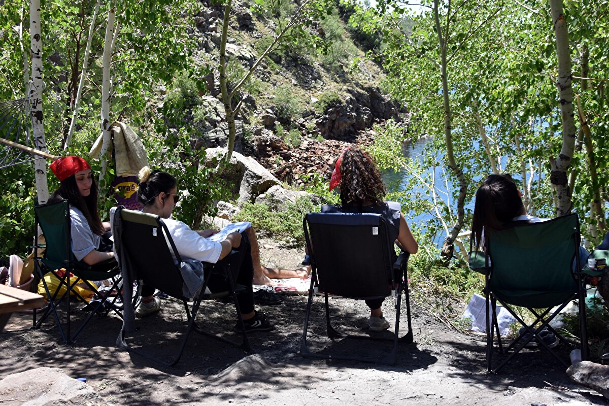 Avrupalı Seçkin Destinasyonlar Projesi (EDEN) projesi kapsamında "Mükemmeliyet Ödülü" alan 2 bin 250 rakımlı göl, doyumsuz manzarasıyla ziyaretçilerini hayran bırakıyor.

