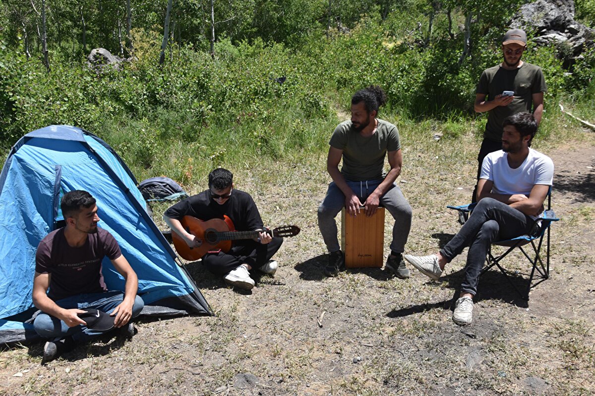 Krater gölünün Doğu Anadolu'da görülebilecek en güzel yerlerden olduğunu anlatan Ferhat Akkurt, arkadaş grubunda öğrenci, öğretmen ve sağlıkçıların bulunduğunu belirterek, "Çeşitli aktiviteler yapıyoruz. Önceleri tek tek geldiğimiz bu yerlerde arkadaşlarımızla tanışarak, artık gruplar halinde gelmeye başladık. Doğal yaşamın içinde olduğumuzu biliyoruz. Ayrıca bölgede ayılar da bulunuyor ama bu hayvanlar insanlara zarar vermiyor. Gelip insanların bıraktığı yiyecekleri yiyip daha sonra da dönüp gidiyorlar" dedi.


