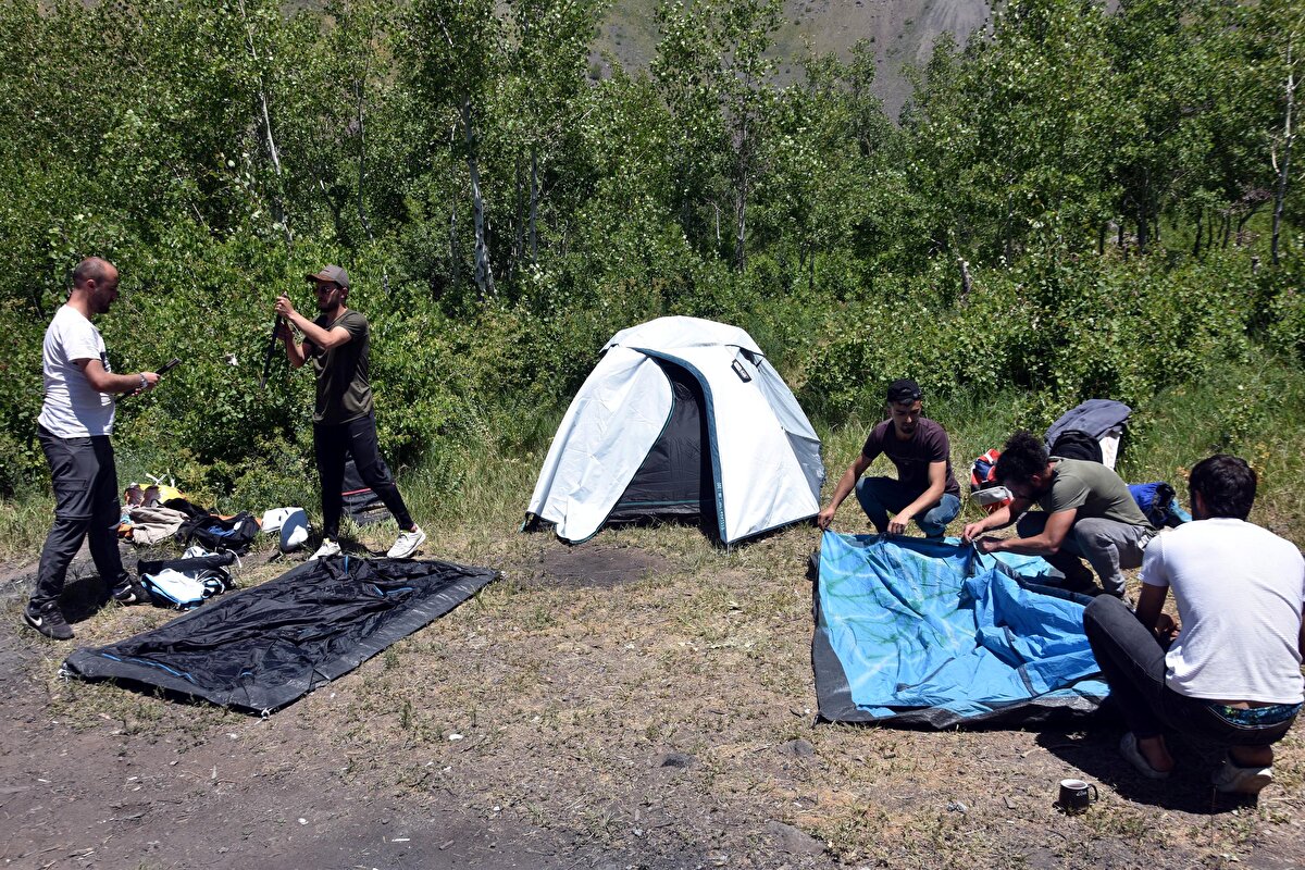 Her yıl yüzlerce turistin ziyaret ettiği, 2 bin 250 rakımlı Nemrut Krater Gölü, kampçıların yeni gözdesi haline geldi. 

