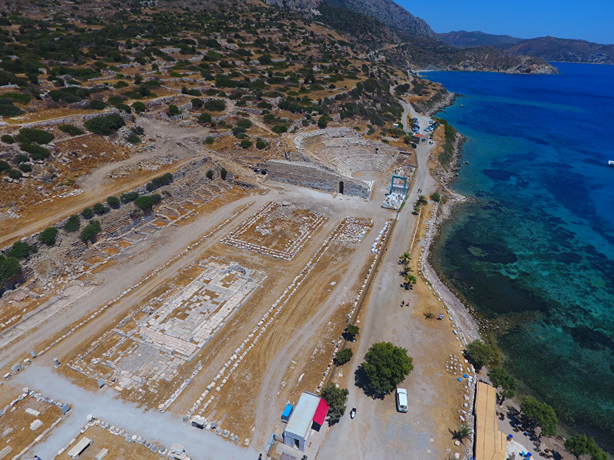 Astronomi ve matematik bilimci Eudoksus, doktor Euryphon, ressam Polygnotos ve dünyanın yedi harikasından biri olarak gösterilen İskenderiye Feneri'nin mimarı Sostratos'un yaşamına tanıklık ettiği rivayet edilen Knidos Antik Kenti, asırlara meydan okuyan görkemiyle dikkati çekiyor.