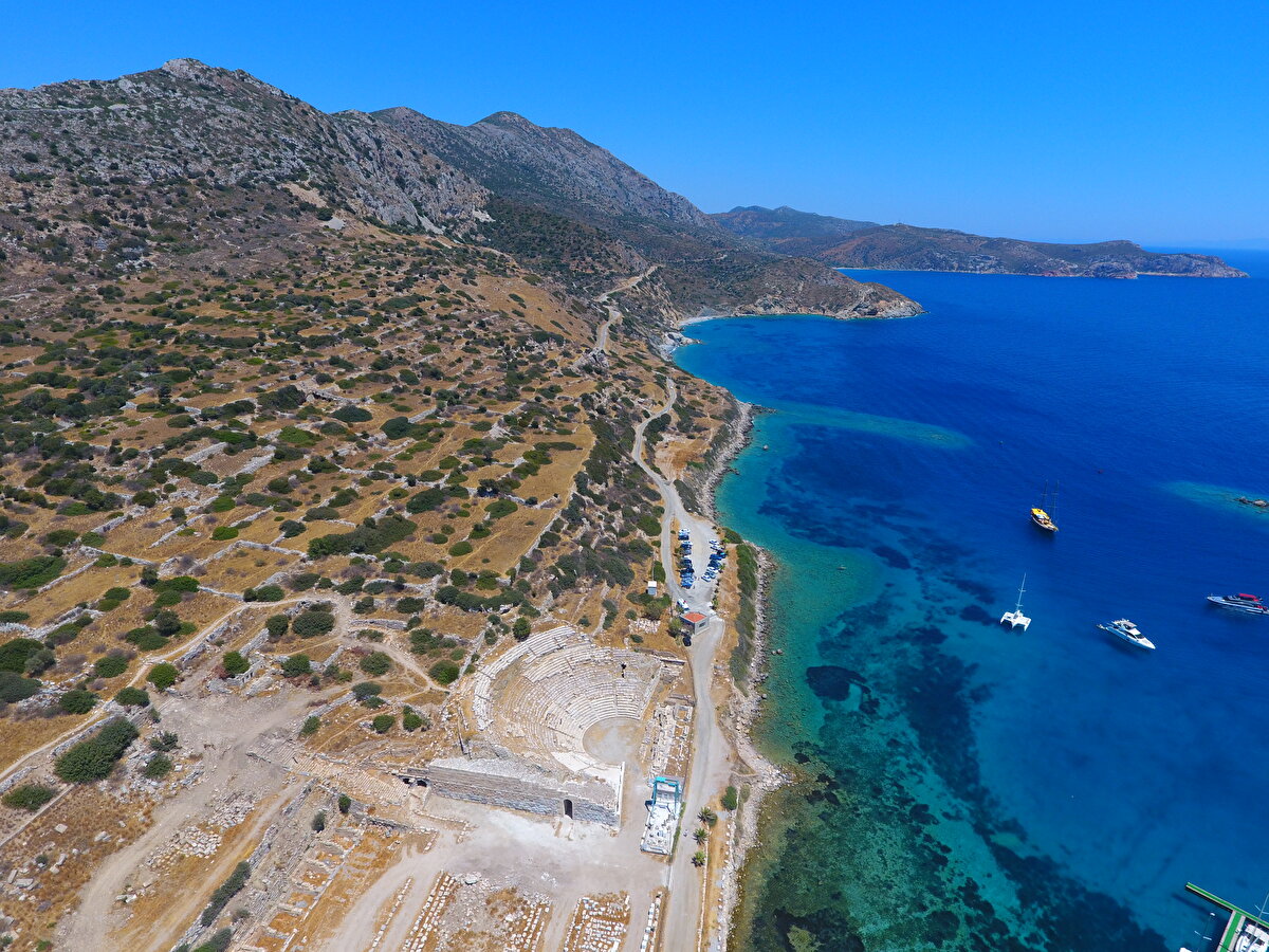 Kentin önemli yapılarından birisi olarak değerlendirilen Simaus Heronu'nun kazı çalışmalarının ardından restorasyonunun yapılacağını bildiren Doksanaltı, Knidos'un anıtları ve önemli yapılarının ayağa kaldırılacağını belirtti.