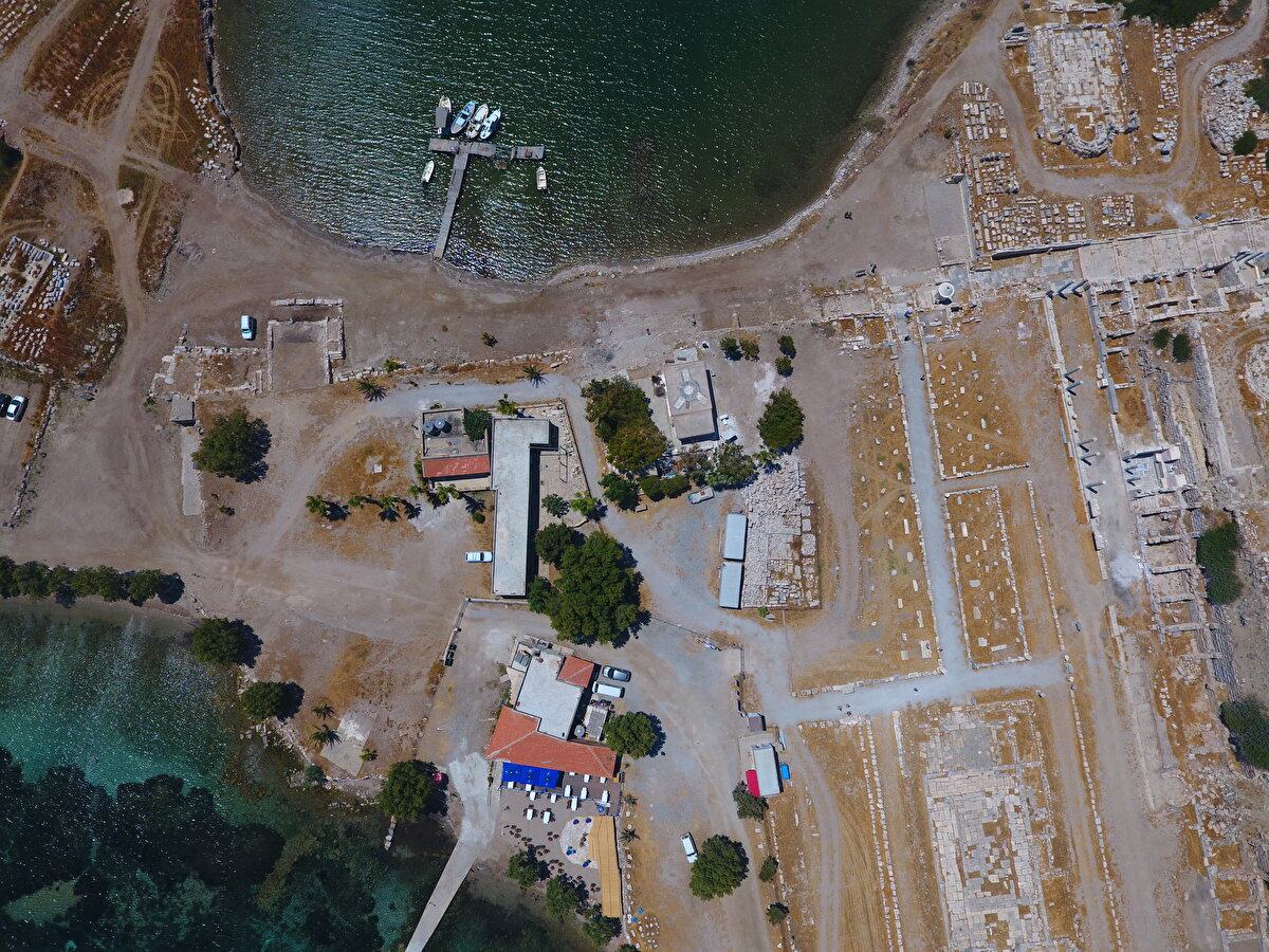 Kentte bir taraftan kazı ve restorasyon çalışmaları sürerken bir taraftan da ziyaretçileri ağırlamaya başladıklarını vurgulayan Doksanaltı, "Geçen yıl salgına rağmen 65 bin yerli ve yabancı ziyaretçiyi ağırladık. Bu yıl da gerekli önlemler alınarak ziyaretçileri kabul etmeye başladık. Hem deniz hem karadan yoğun bir ziyaretçi Knidos'a gelmeye başladı" dedi.